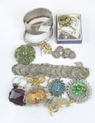 Assorted costume jewellery, to include brooches, rings, white metal hinged bangle and more.