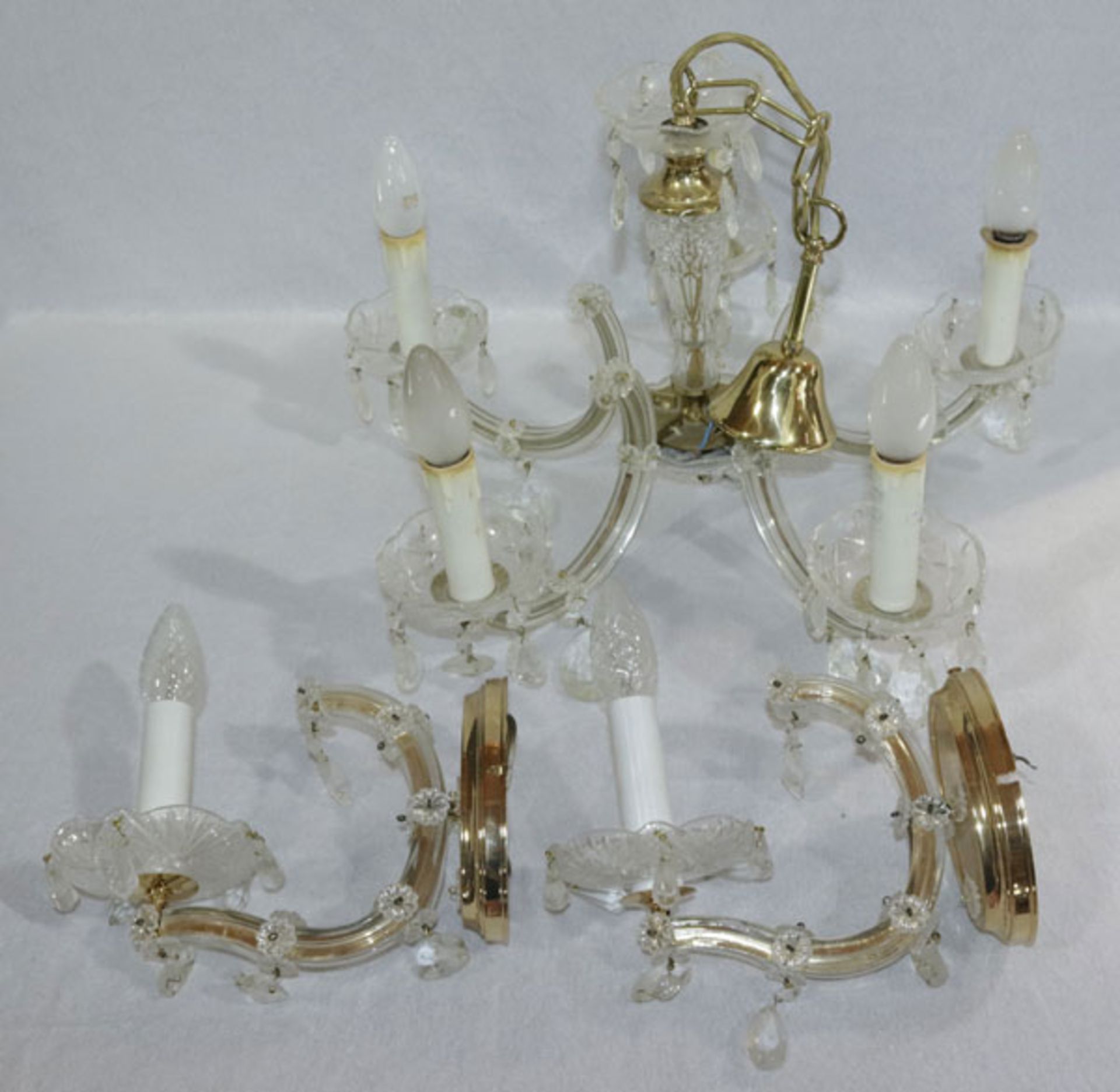 Hängelampe, 5-armig mit Glasprismen, H 66 cm, D 52 cm, und Paar Wandlampen, einarmig mit Glasprismen