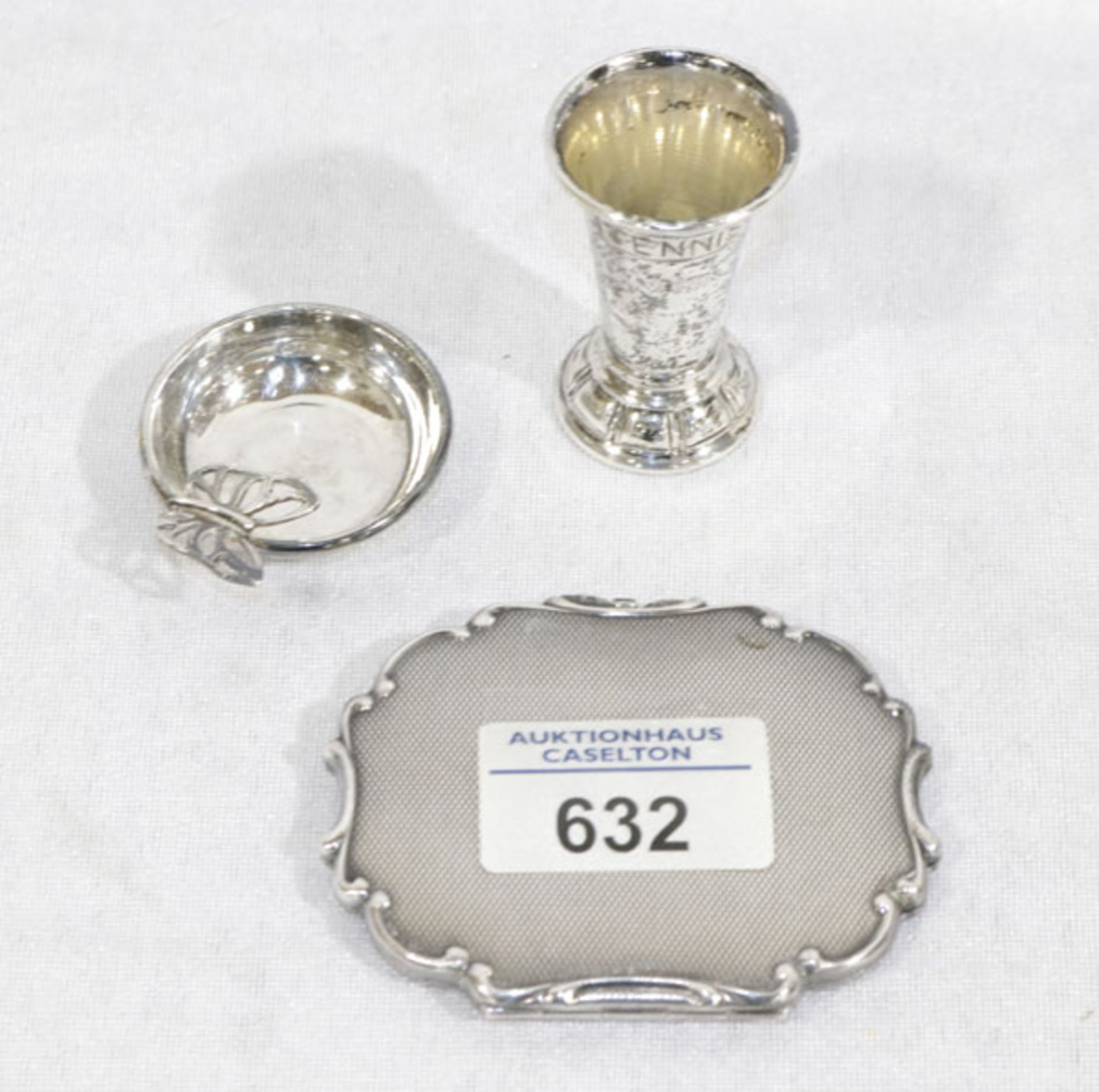 Silber-Konvolut: Puderdose, kleiner Tennispokal und kleines Schälchen mit Schmetterling, 835/925