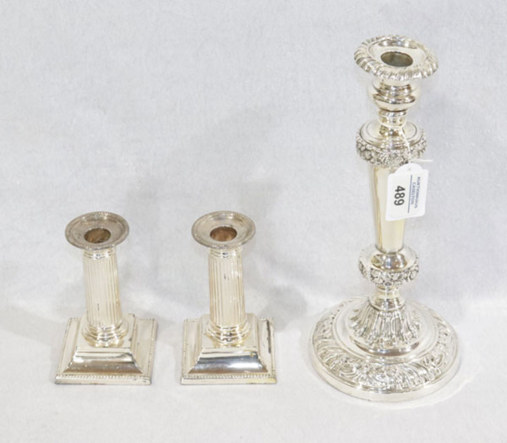 Paar versilberte Kerzenleucher in Säulenform, H 13 cm, und versilberter Kerzenleuchter mit