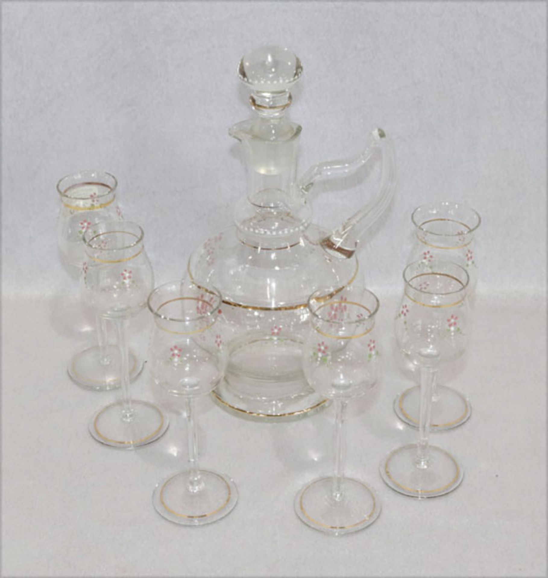 Glaskaraffe, H 29 cm, D 16 cm, und 6 passende Gläser, H 18 cm, D 6,5 cm, alles mit weiß/rose