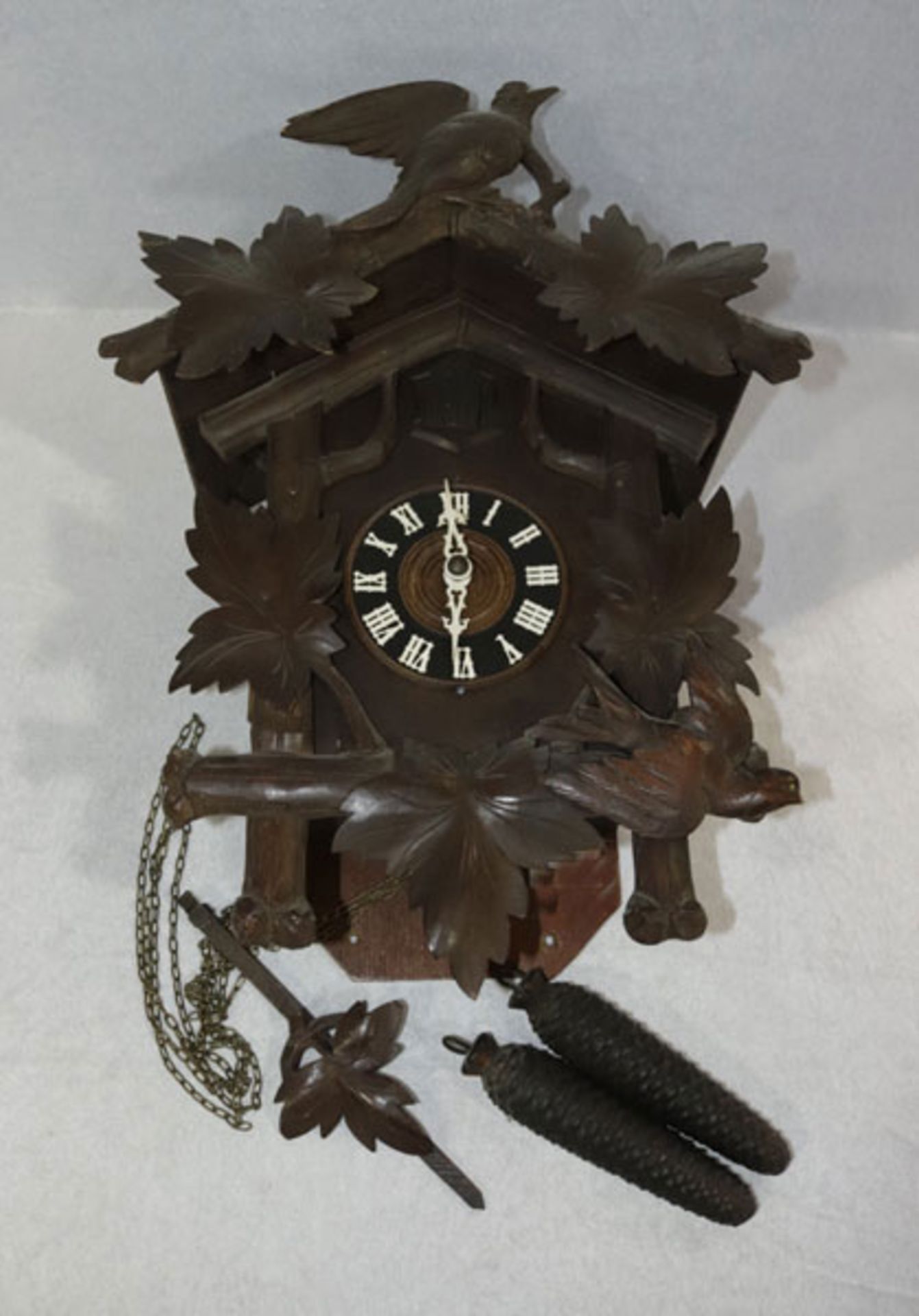 Kuckucksuhr in beschnitztem Holzgehäuse, Pendel und Gewichte, F. Mühlberger, München, 19. Jahrhunder