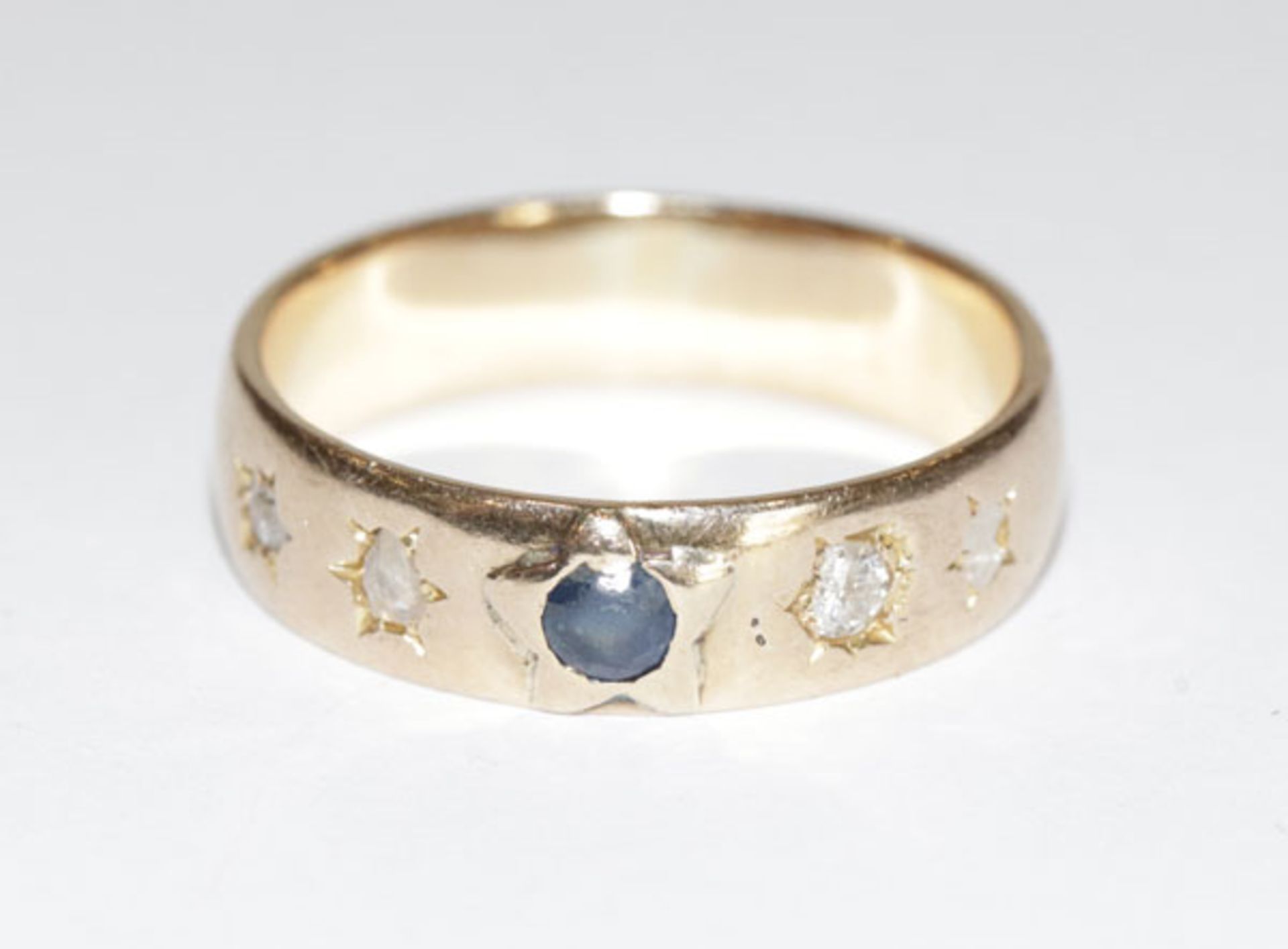 18 k Gelbgold (geprüft) Ring mit 4 Diamanten und einem Safir, 4,9 gr., Gr. 57