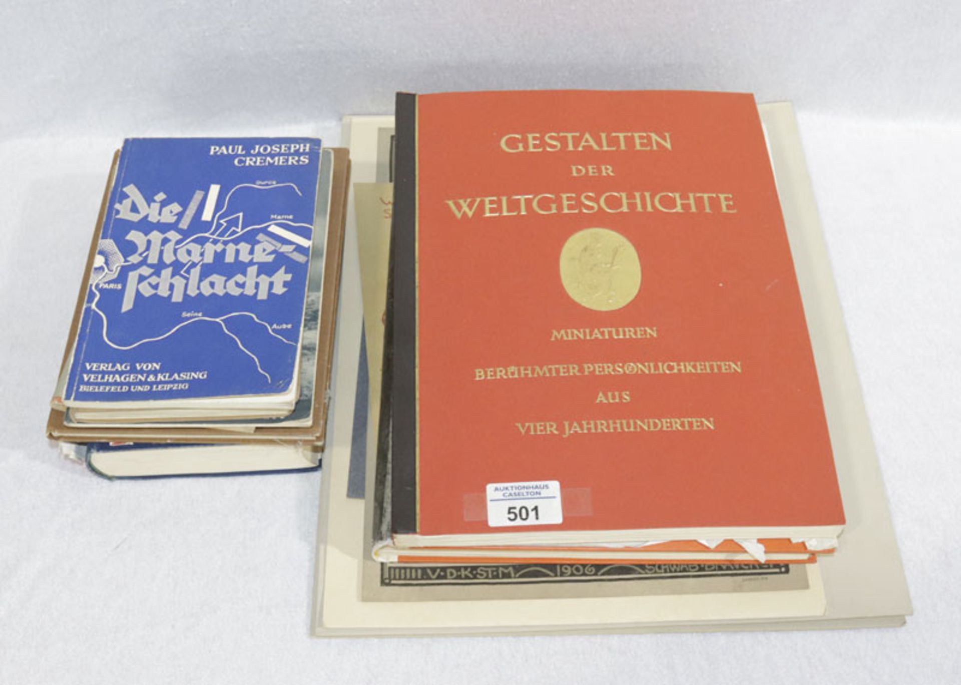 Bücher-Konvolut von diversen Kriegsbüchern, 2. WK, u. a. Mein Kampf, und Fotos, Altersspuren