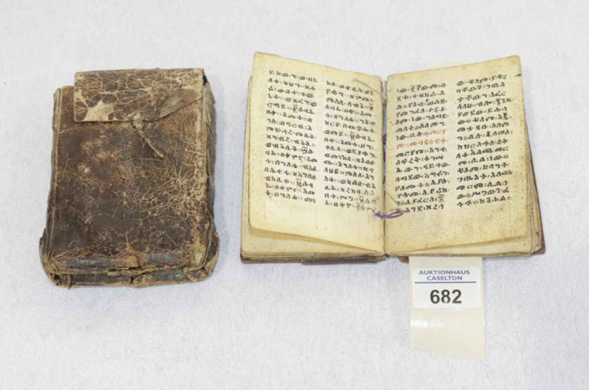 Asiatisches Gebetsbuch ? in Holz gebunden mit Etui, starke Alters- und Gebrauchsspuren, H 12 cm, B