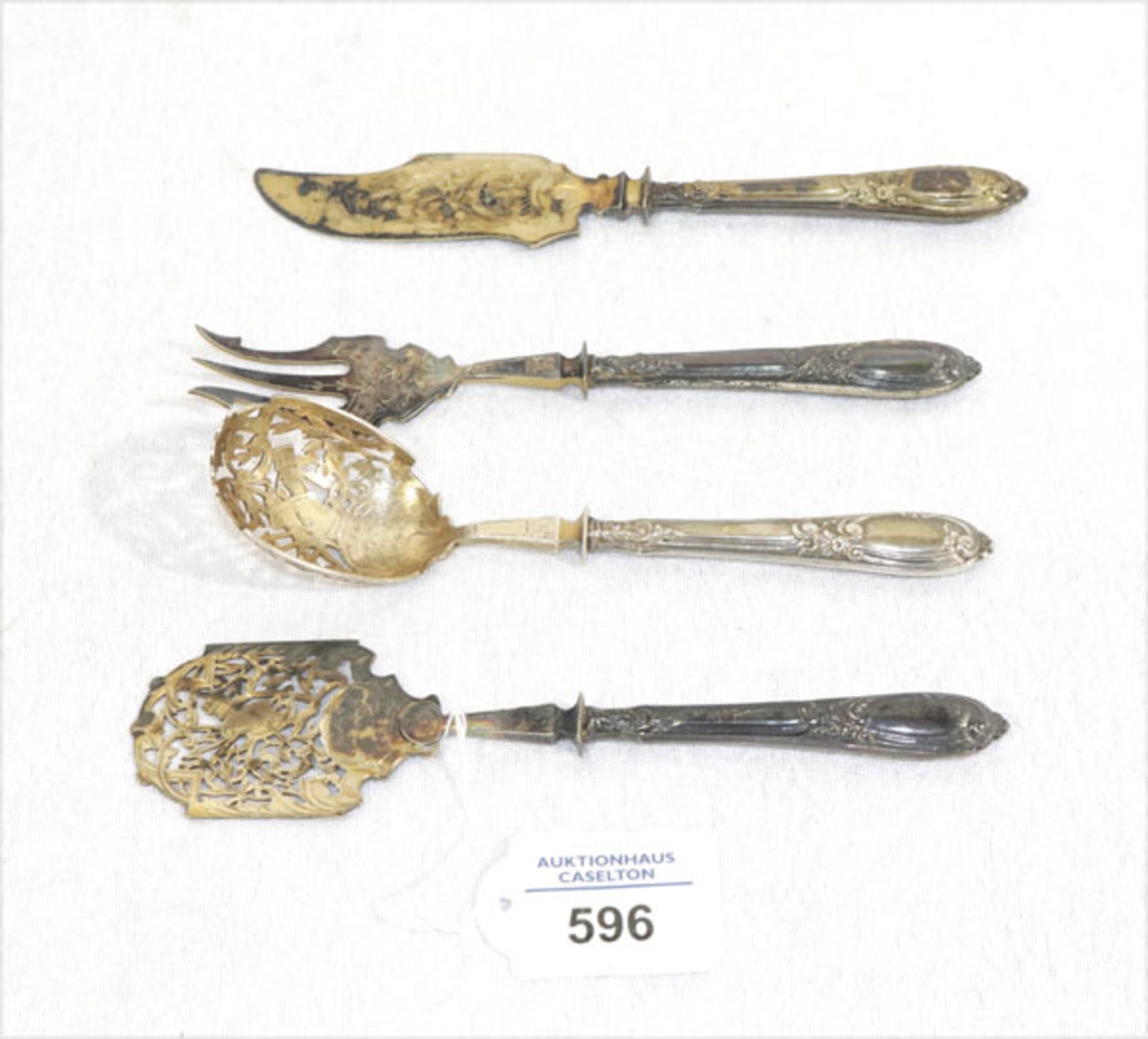 4 dekorative Besteck-Vorlegteile mit Silbergriffen, Gebrauchs- und Altersspuren