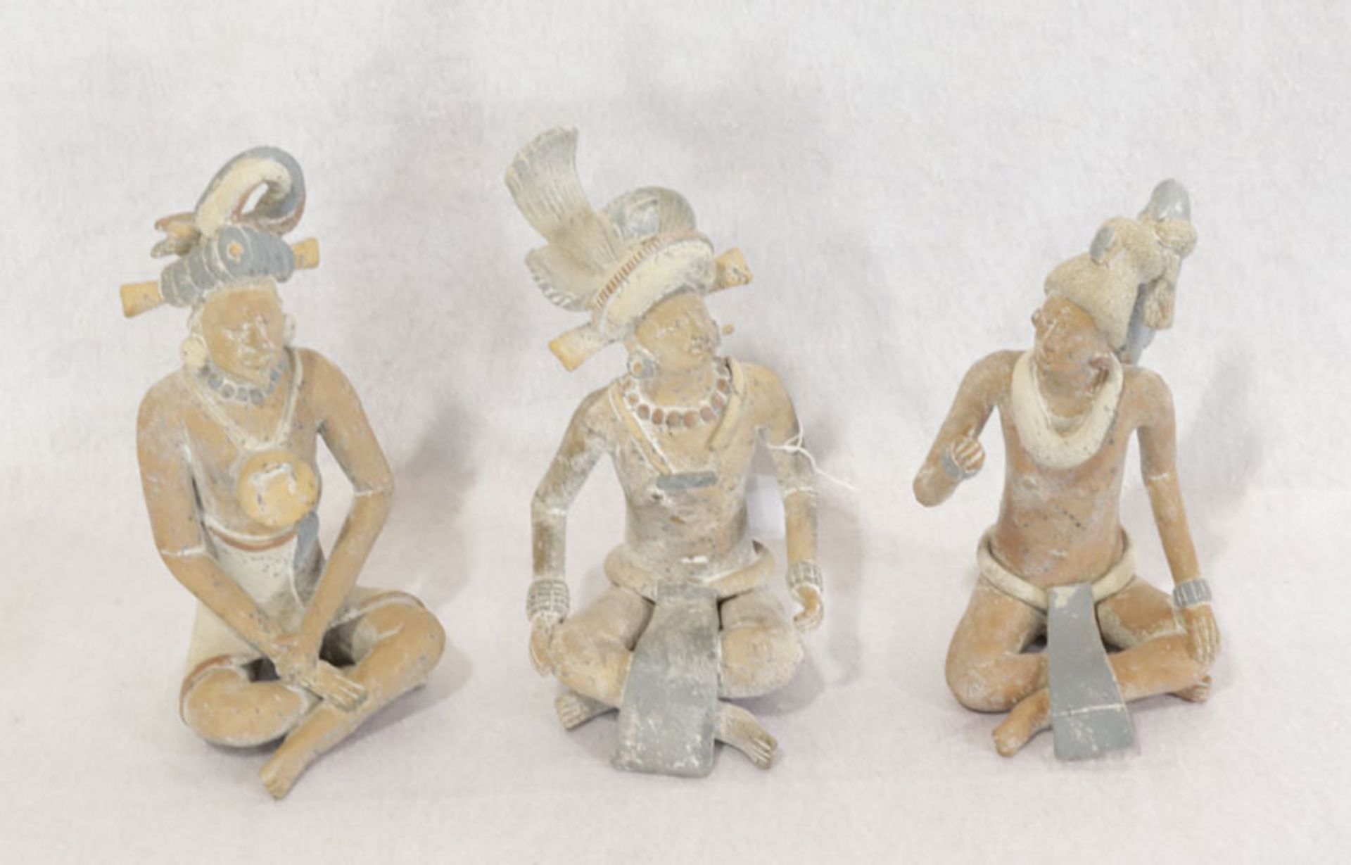 Gruppe von 3 sitzenden Tonfiguren, H 19/21 cm