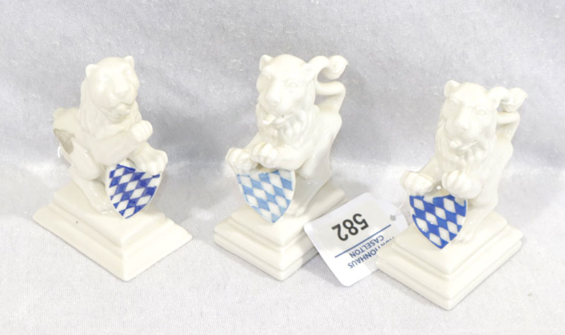 3 Nymphenburg Porzellan Löwen mit bayerischem Wappenschild, Modell Nr. 705, ein Schwanz abgebrochen,