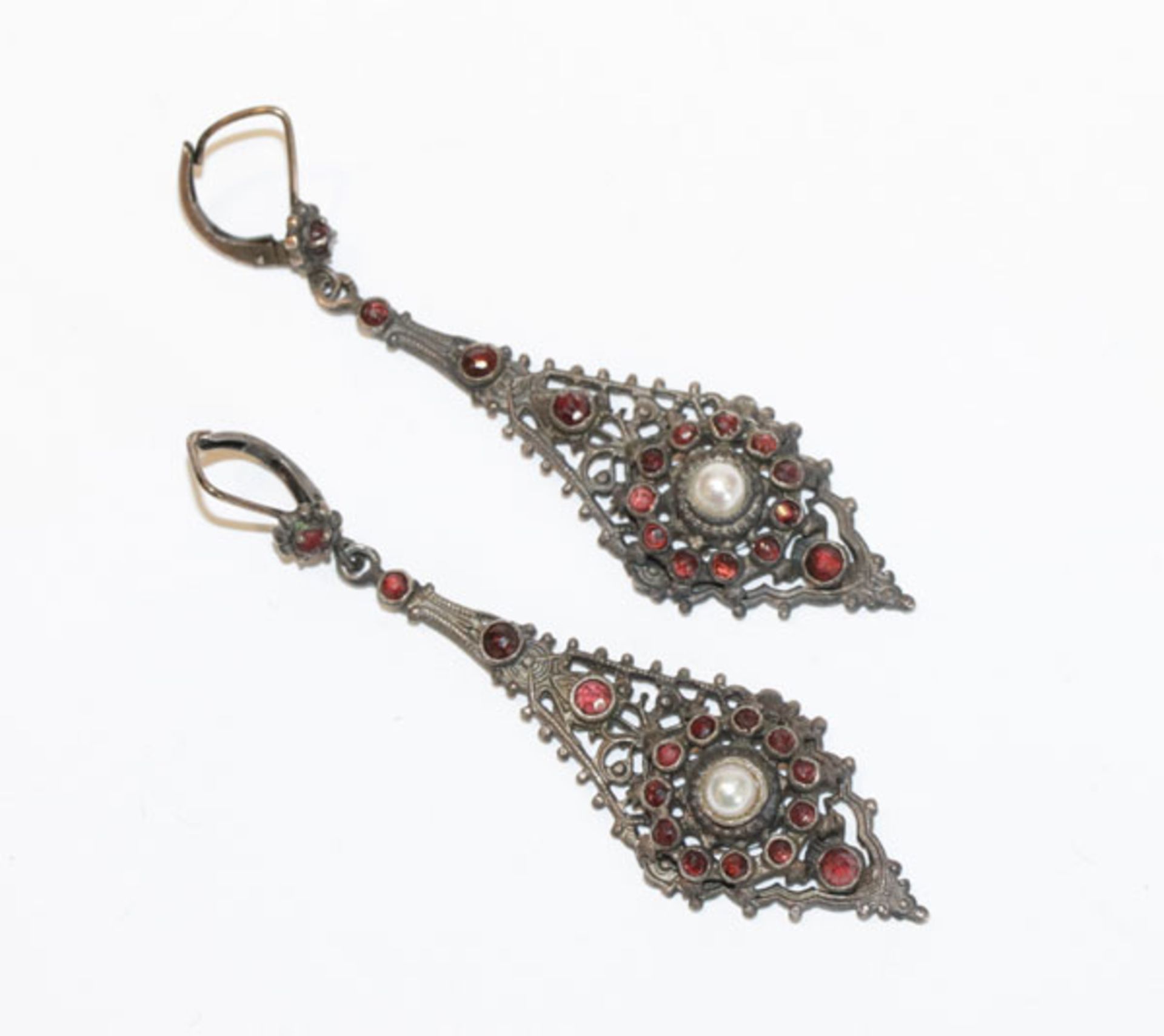 Paar Silber Ohranhänger mit roten Farbsteinen und Perlen verziert, L 6,5 cm