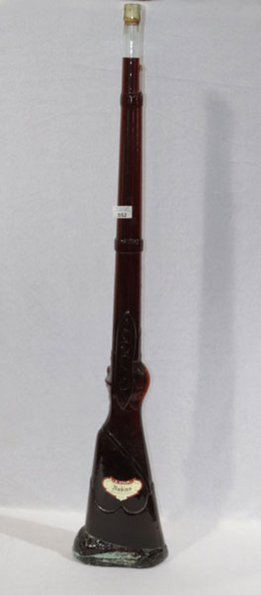 Flasche in Gewehrform, gefüllt mit Rubino, Bozen, Italien, H 115 cm, B 21 cm, T 10 cm, Abholung oder
