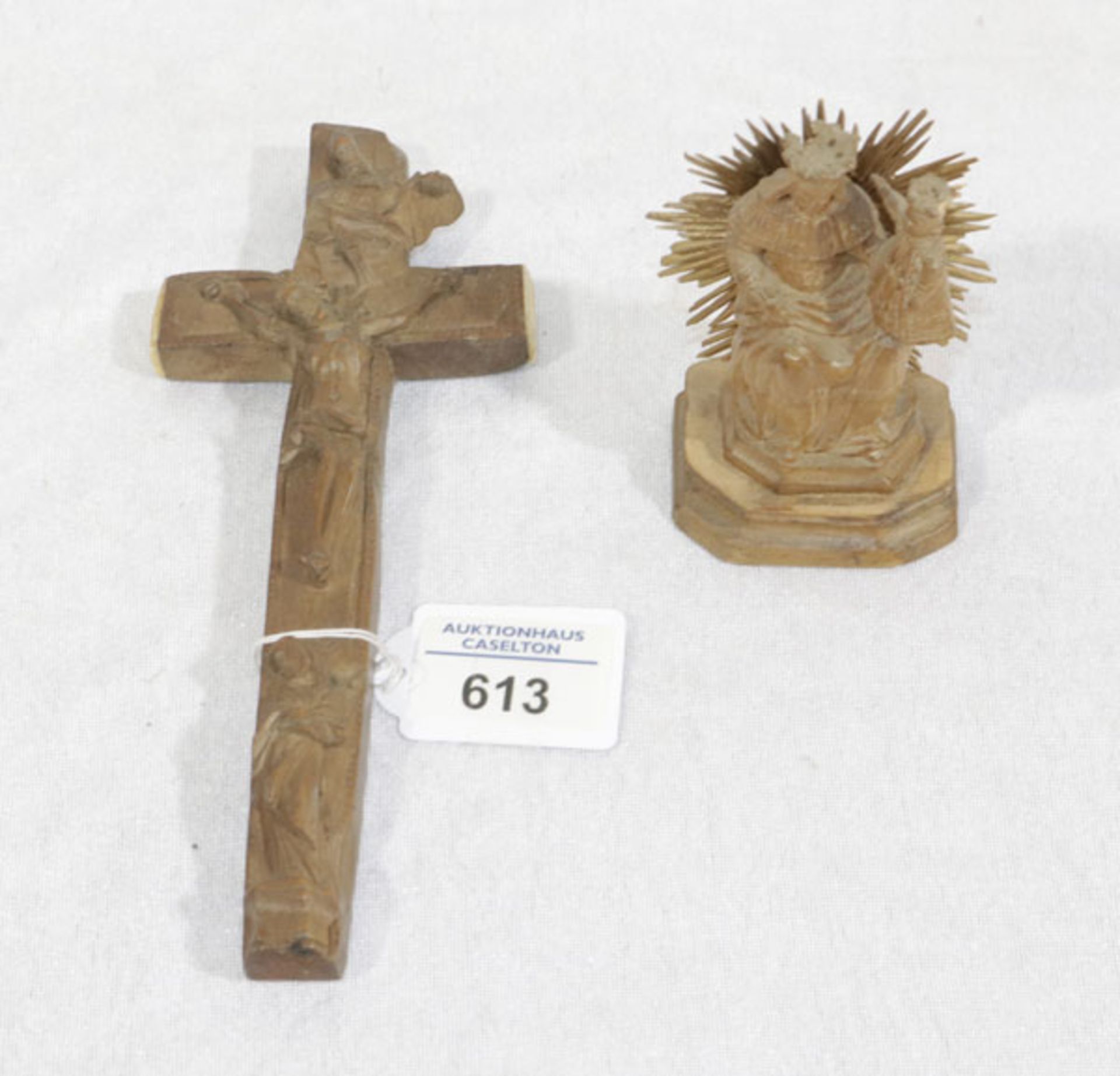 Holz Reliequienkreuz mit Reliefschnitzerei, Rückseite und Reliequien fehlen, L 20,5 cm, B 8 cm,