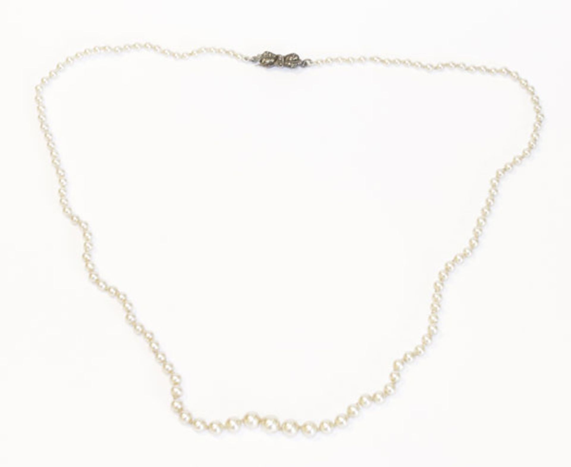 Perlenkette in Verlaufform mit Silberschließe in Schleifenform und Markasiten, L 52 cm