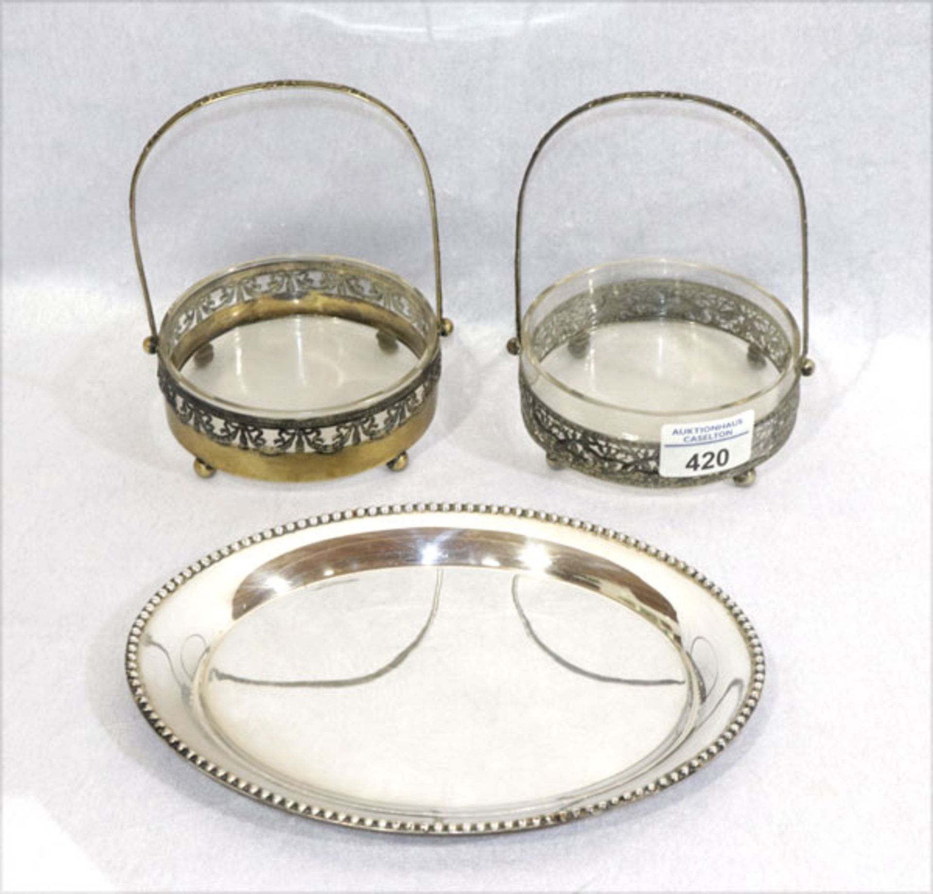 2 Henkelschalen mit Glaseinsatz, H 16 cm, D 11 cm, und ovales Tablett mit Perlrand, H 1,5 cm, B 23