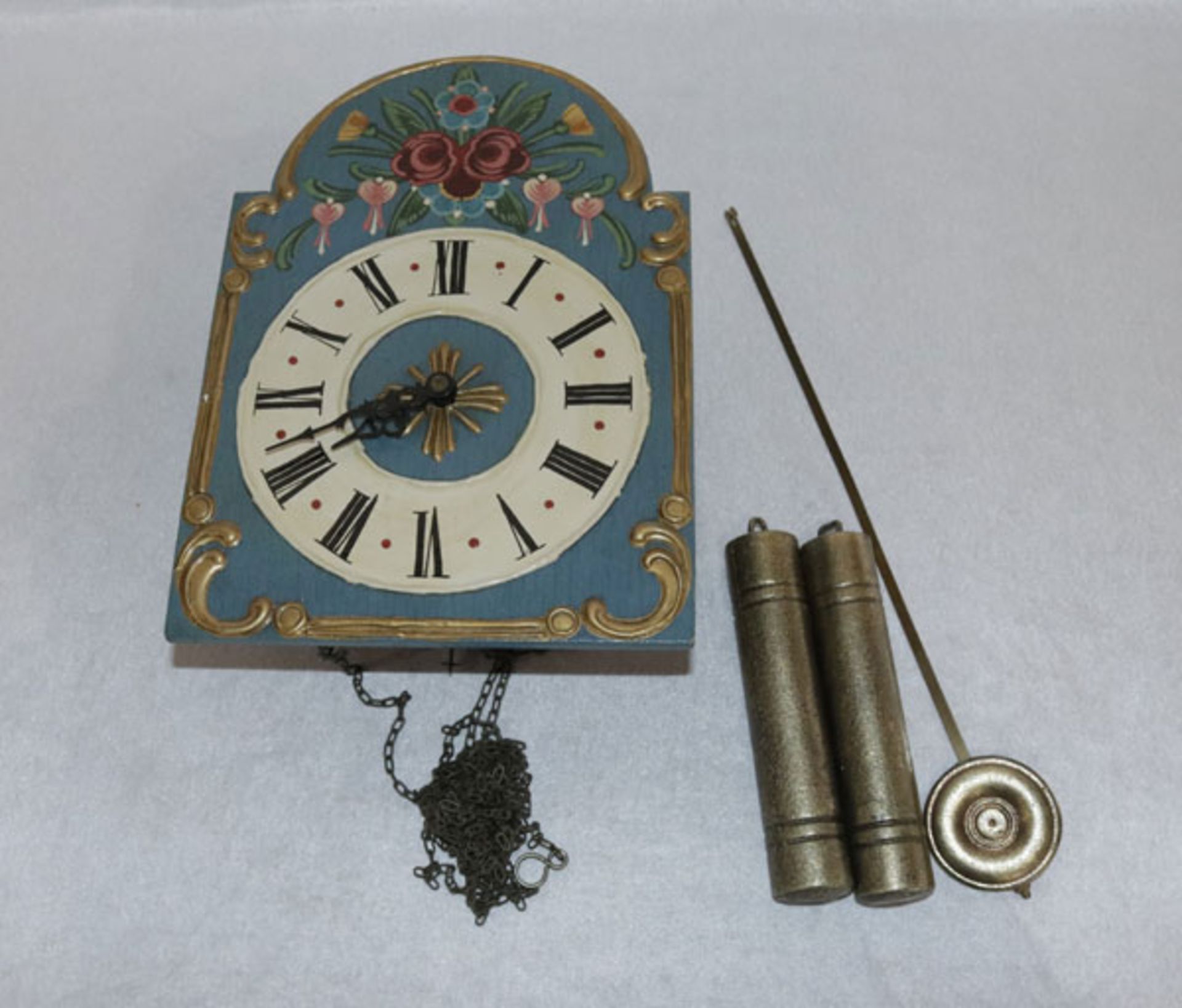 Wanduhr mit bäuerlicher Bemalung, Pendel und Gewichte und Glocke, H 29 cm, B 21 cm, T 9 cm, Funktion