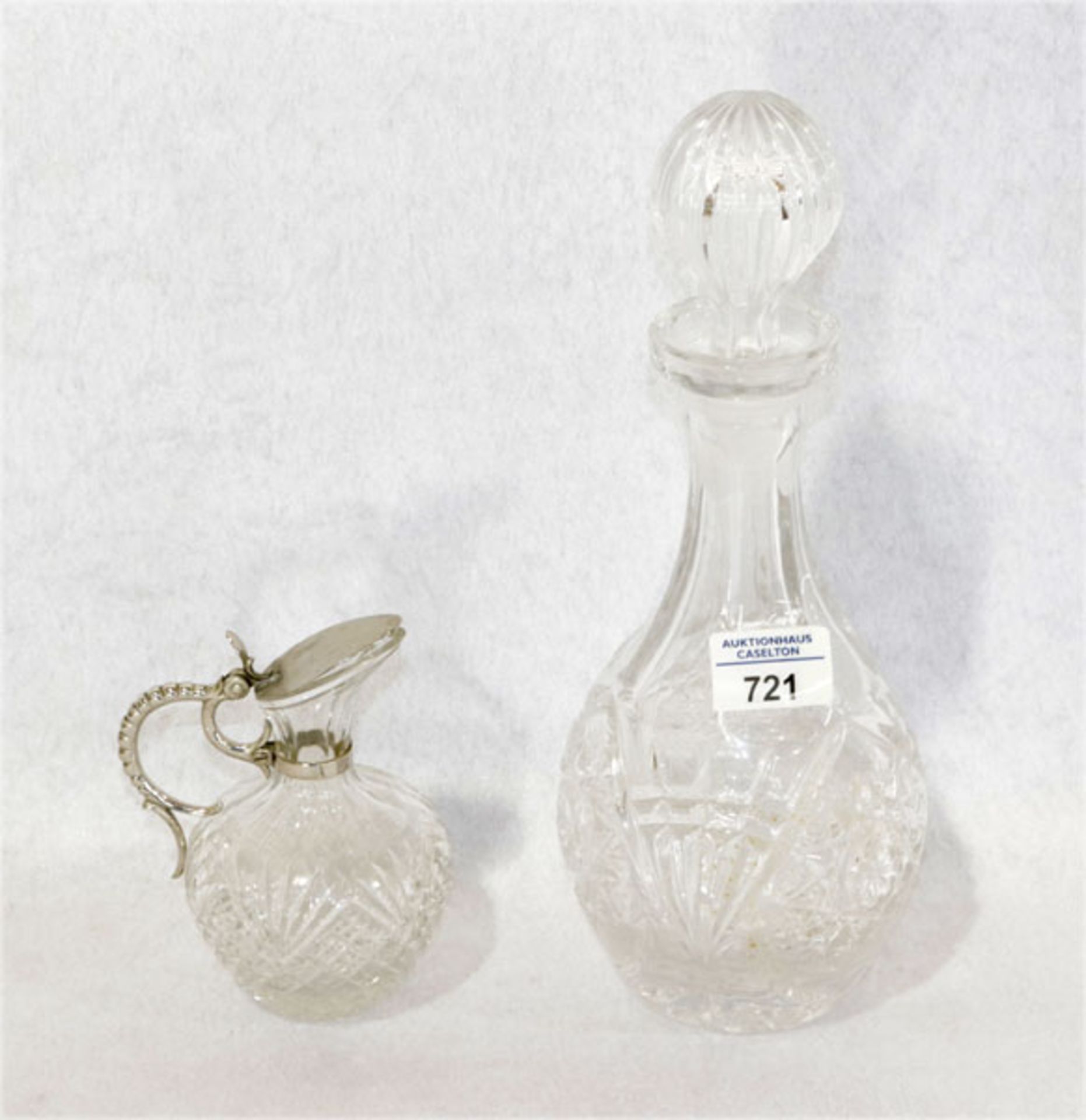 Pressglas Karaffe, H 30 cm, D 13 cm, und Rumkännchen, Glas mit Metallmontierung, bestossen, H 13 cm,