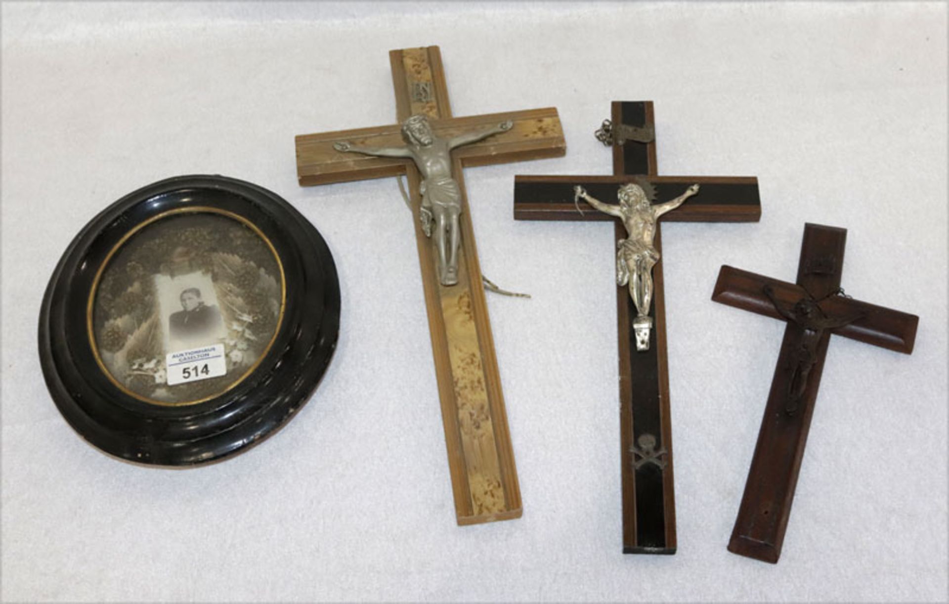Konvolut von 3 Holzkreuzen mit Korpus Christi, H 26/40 cm, umd Fotografie, oval unter Glas