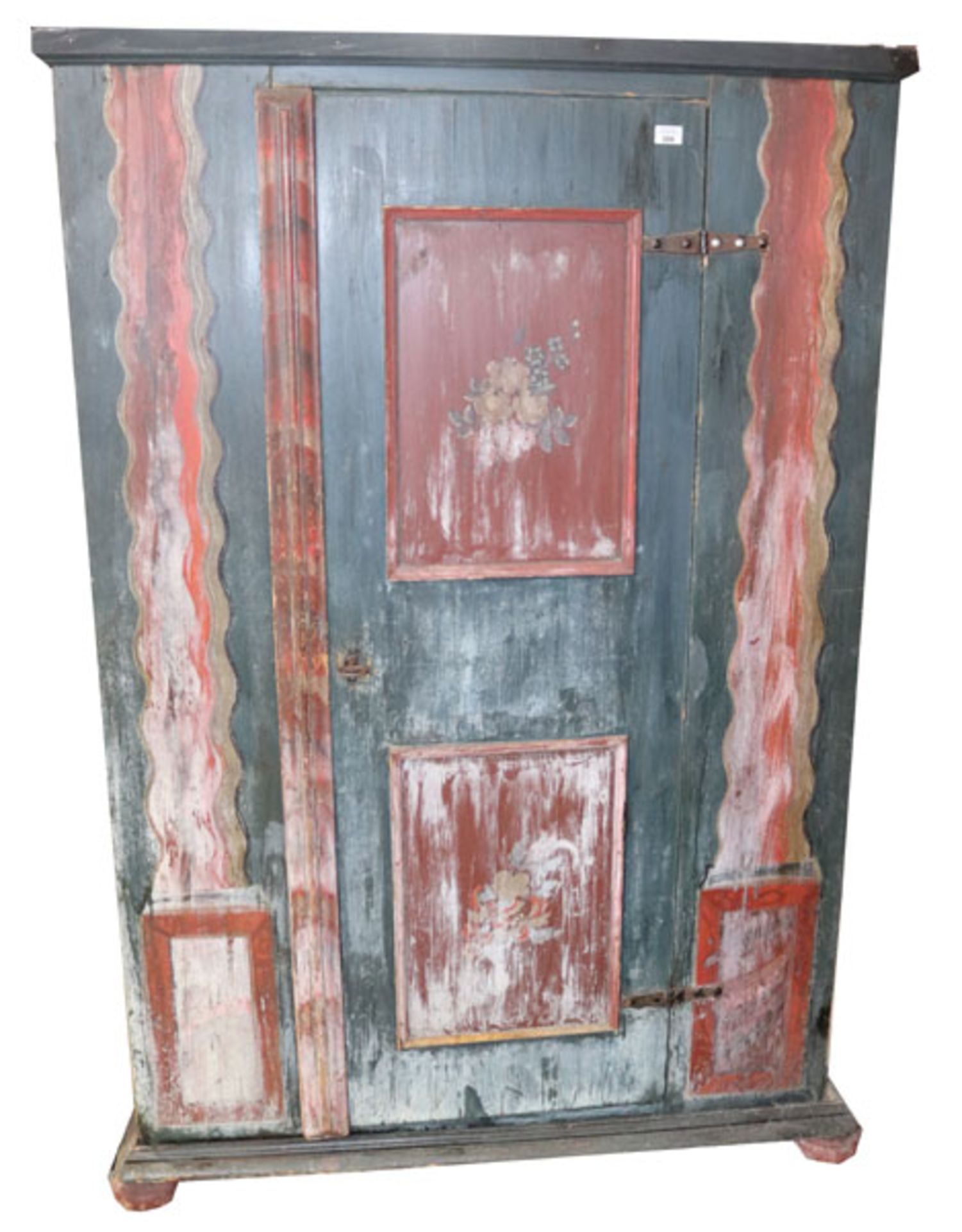 Bauernschrank in gerader Form, Korpus mit einer Tür, Kassettendekor, blau/rote Restbemalung, Früh
