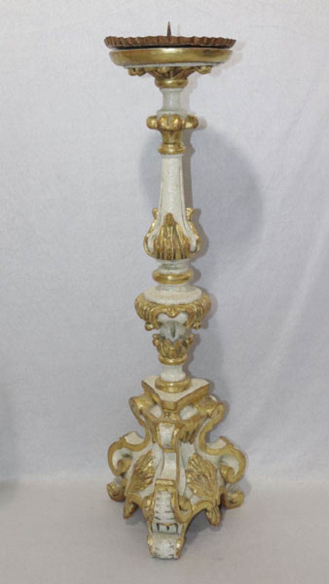 Holz Kerzenleuchter, geschnitzt und beige/gold gefaßt, H 79 cm, D 25 cm, leicht berieben