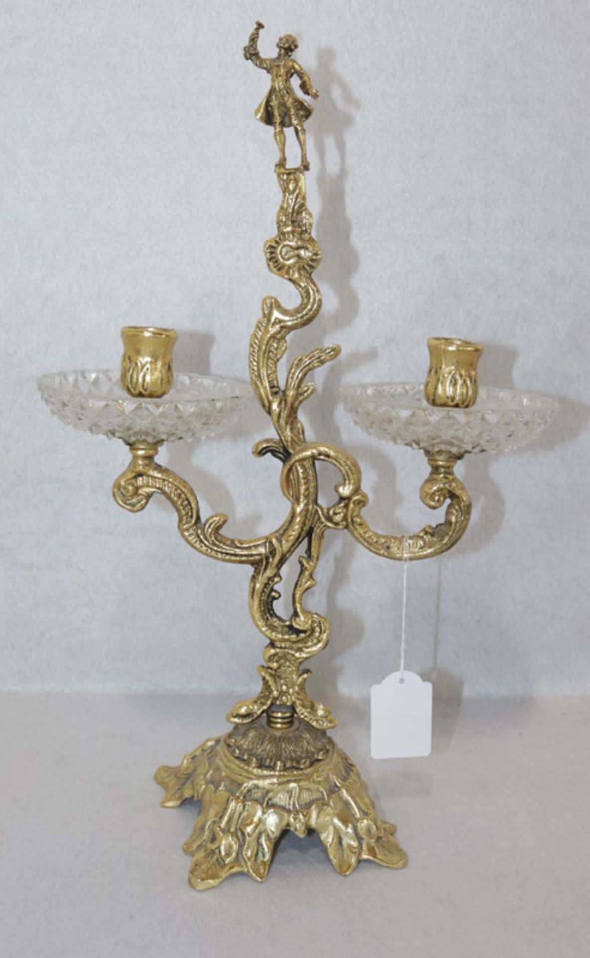 Messing Kerzenleuchter, 2-armig mit figürlicher Darstellung und 2 Glasschalen, H 40 cm, B 26 cm, T