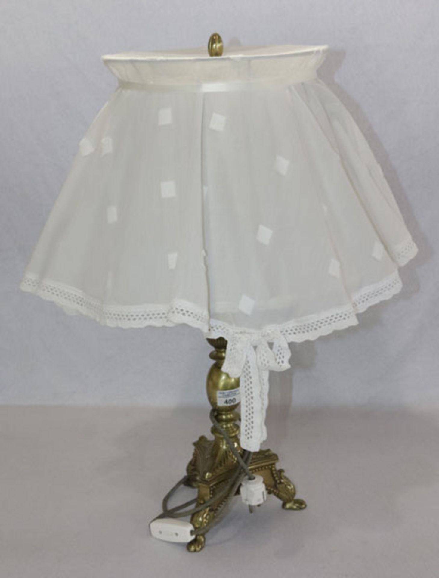 Tischlampe, Messingfuß mit beigen Stoffschirm, H 64 cm, D 40 cm, Gebrauchsspuren