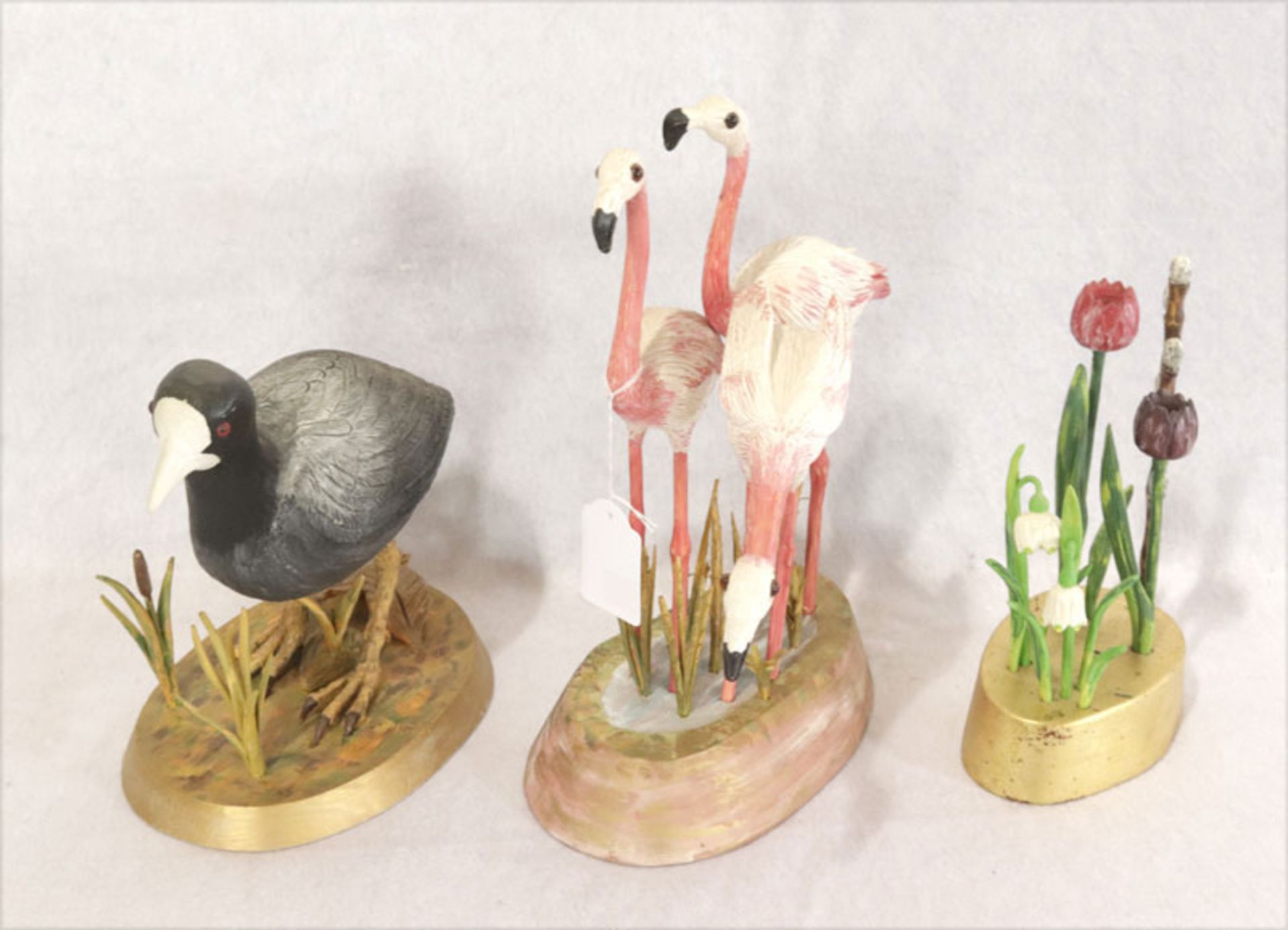 Holzskulpturen: '3 Flamingos', H 30 cm, 'Blässhuhn', H 20 cm, und 'Frühlingsblumen', H 21 cm,