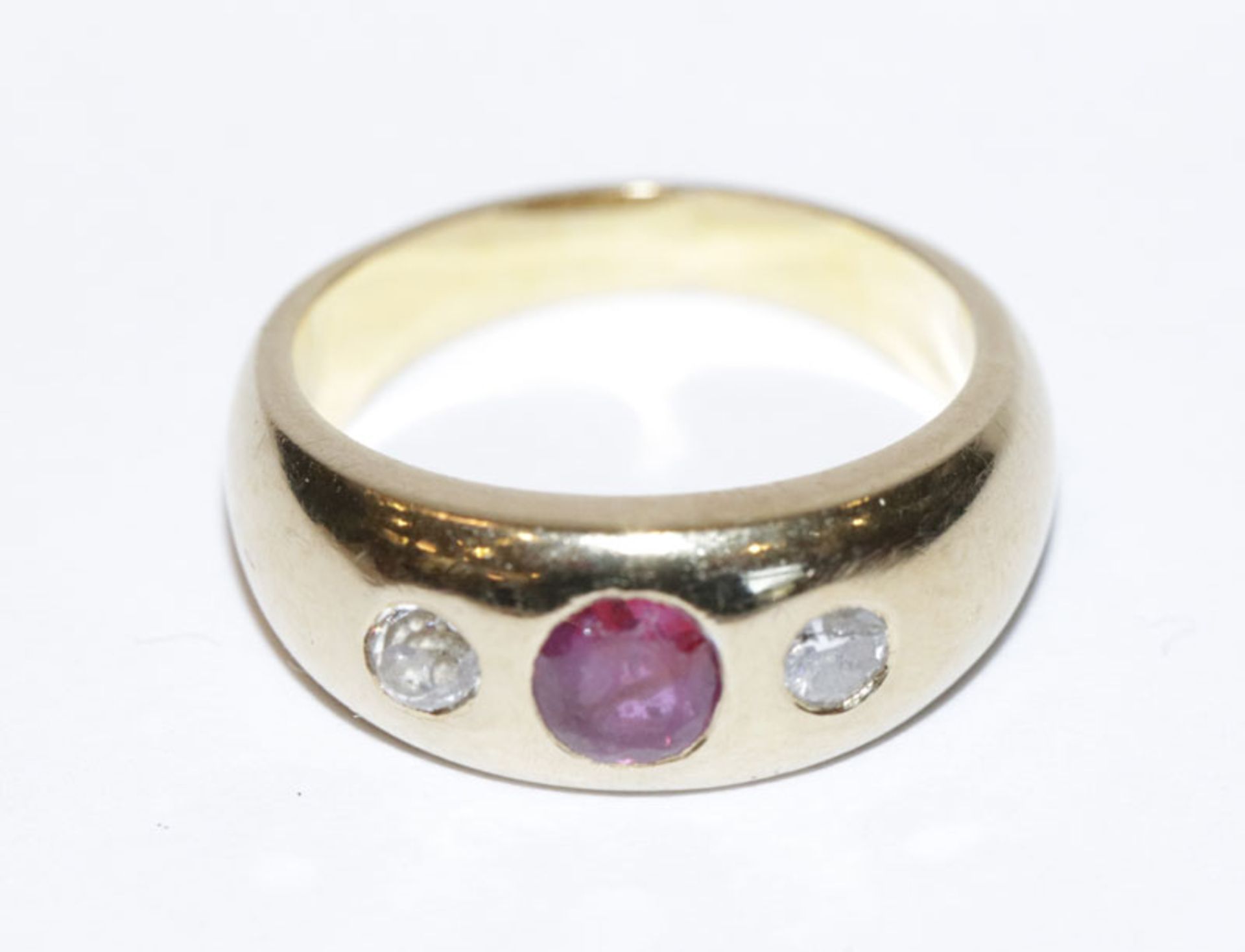 14 k Gelbgold Bandring mit Rubin und 2 Diamanten, 5,7 gr., Gr. 47