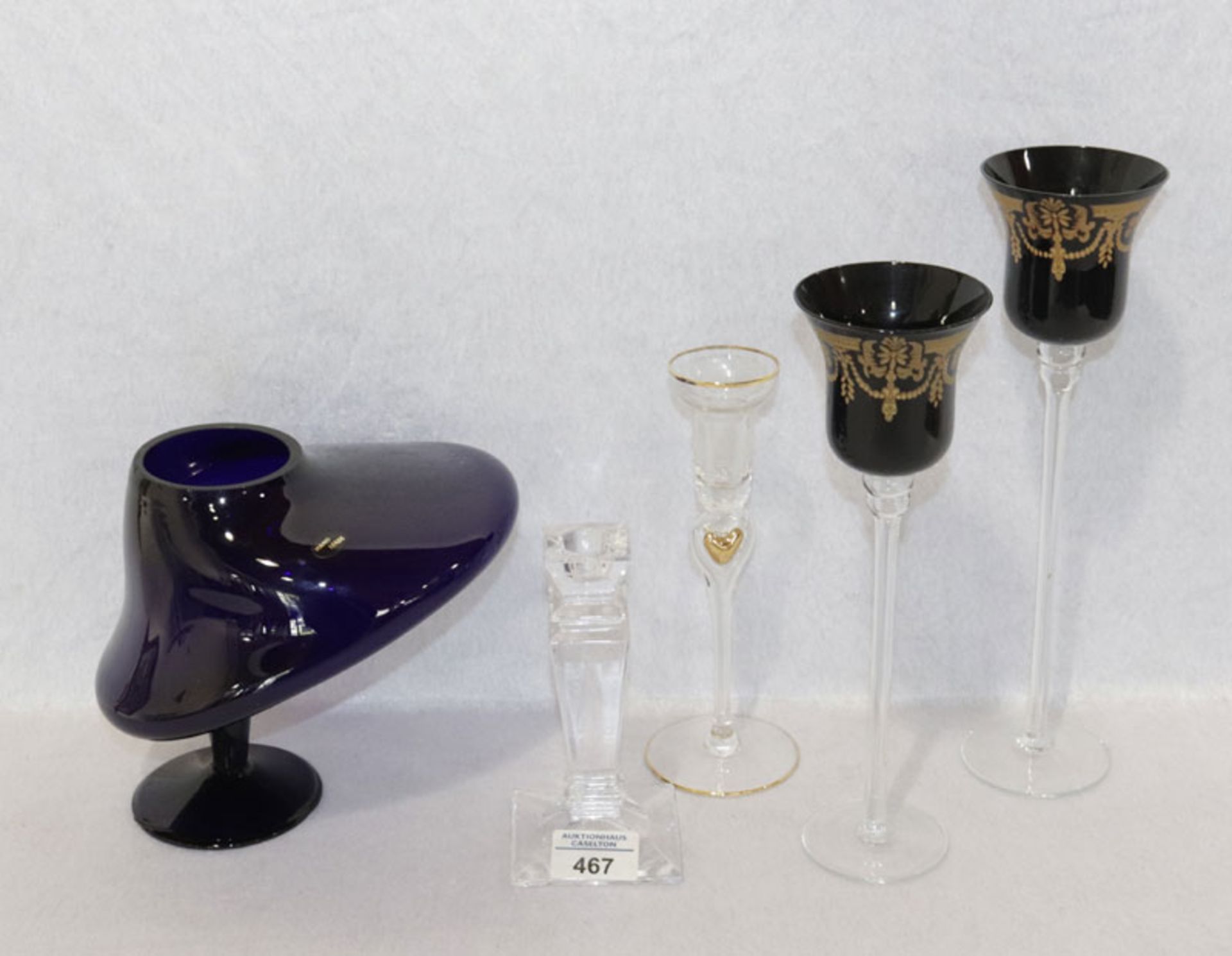 Glas-Konvolut: 2 Dekogläser mit Golddekor, 2 Kerzenleuchter und blauer Designervase, H 15/29 cm, Geb