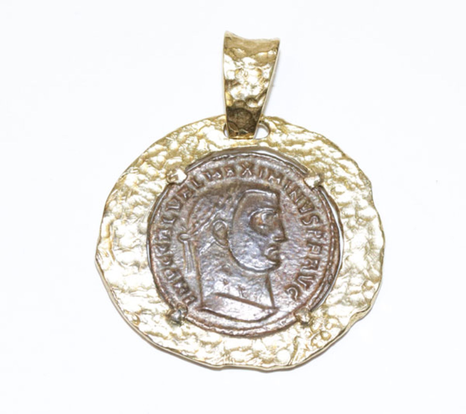 Anhänger, Römische Münze in Silber/vergoldeter Fassung, gehämmerte Optik, D 3 cm, leicht berieben
