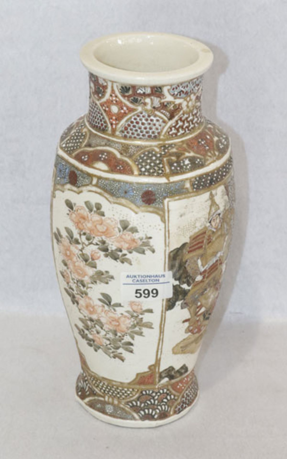 Japanische Vase mit Figuren- und Floraldekor, H 29,5 cm, D ca. 13 cm, Alters- und Gebrauchsspuren