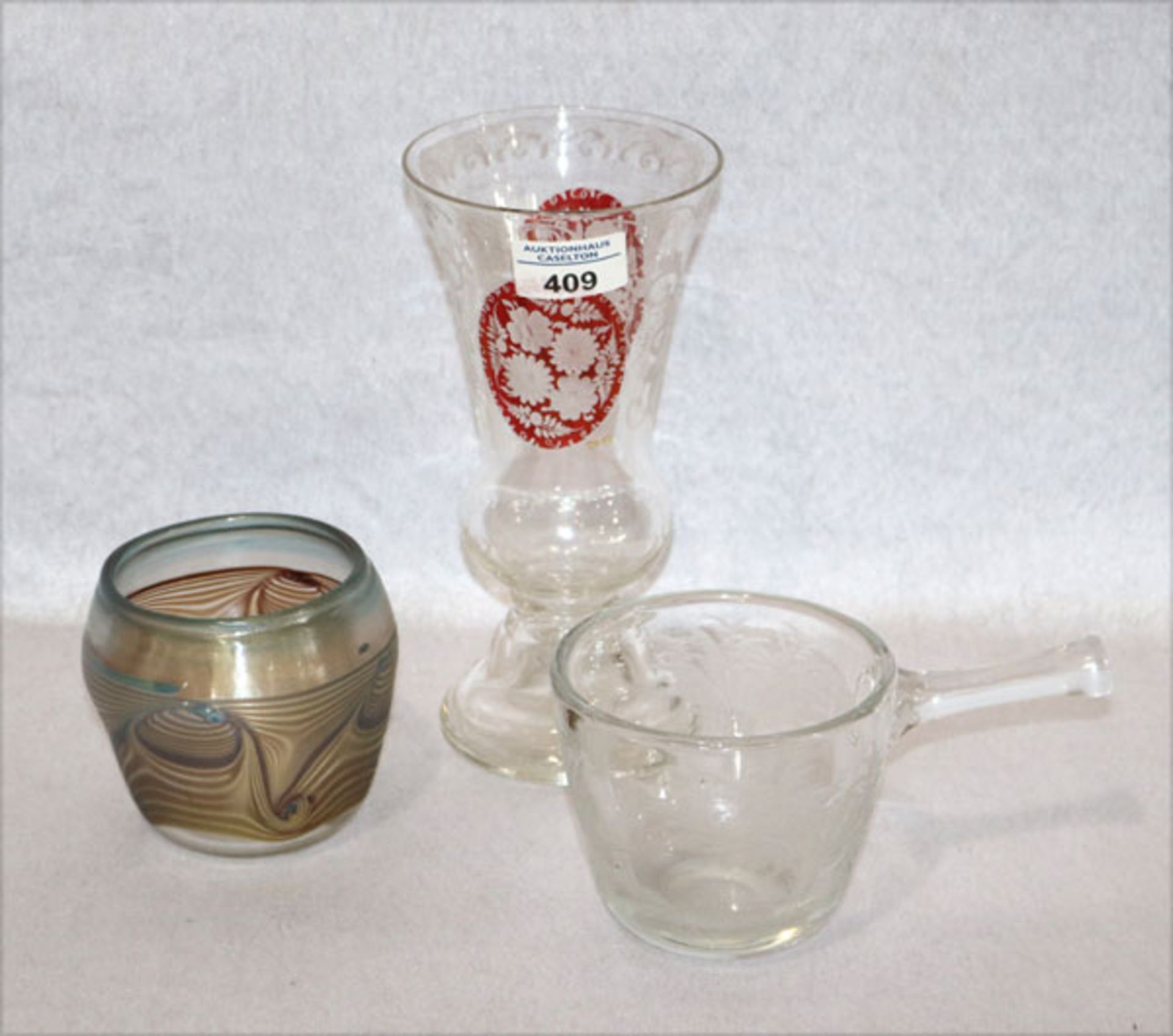 Glas-Konvolut: Pokalglas mit floraler Gravur, H 22 cm, D 10,5 cm, Stielgefäß mit Jagdgravur, H 10
