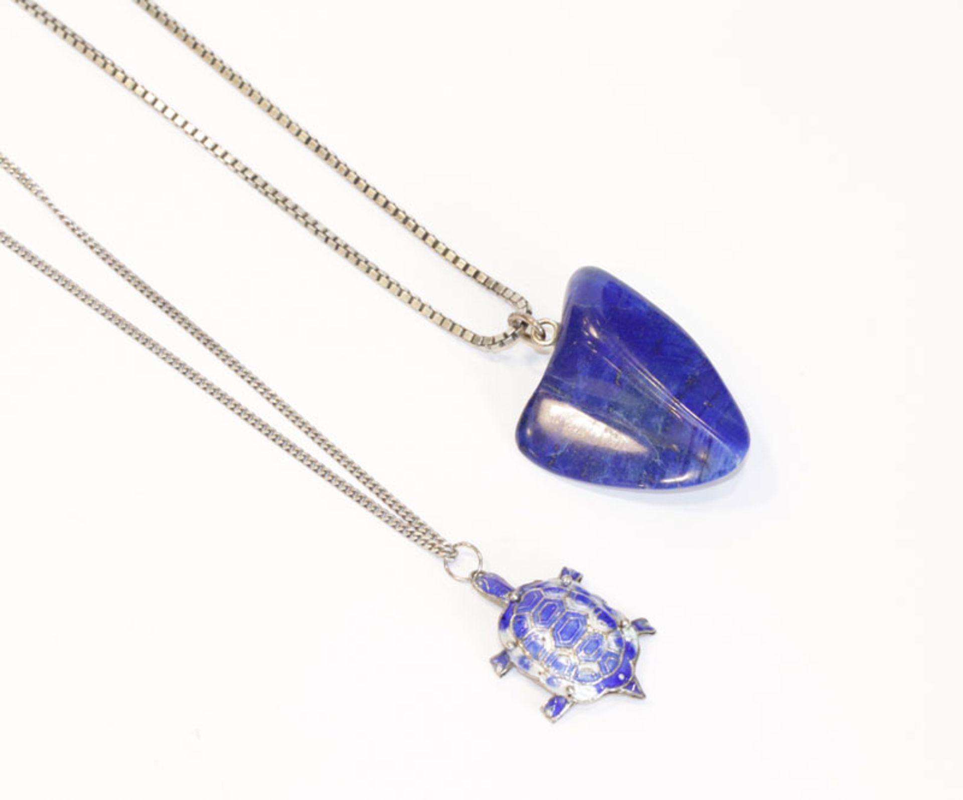 Silber Kette, L 40 cm, mit Lapislazuli-Anhänger, L 4 cm, und Silber Kette, L 48 cm, mit emailliertem