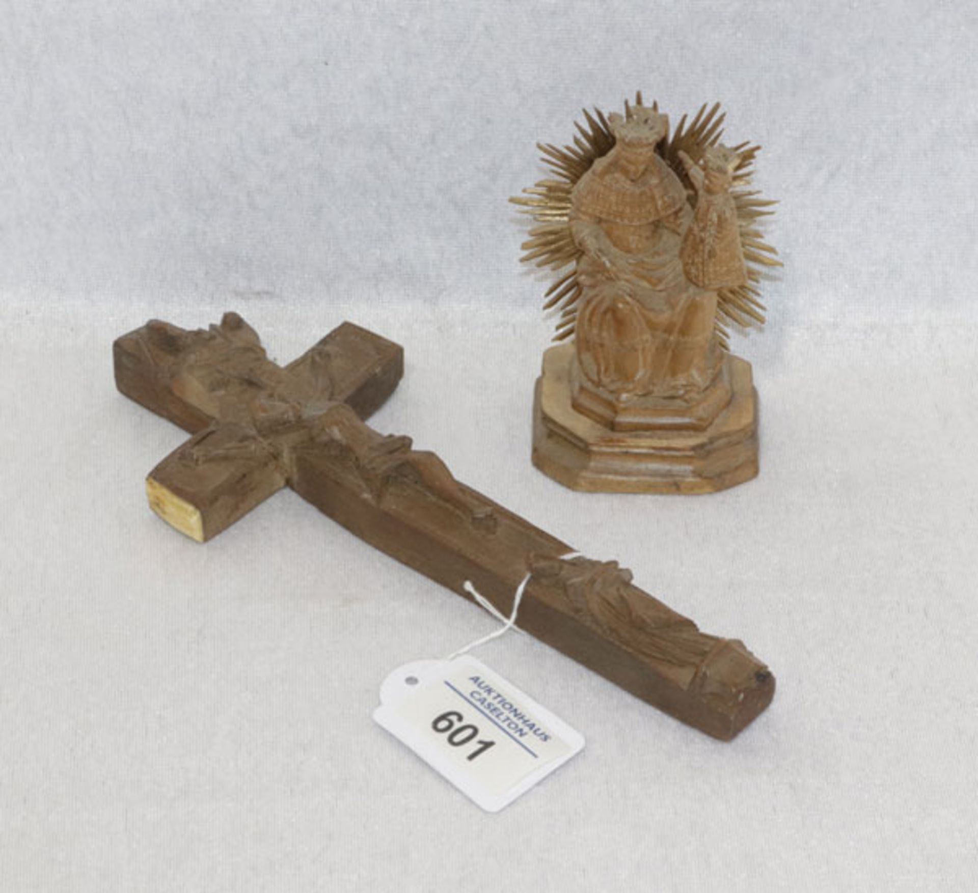 Holz Reliequienkreuz mit Reliefschnitzerei, Rückseite und Reliequien fehlen, L 20,5 cm, B 8 cm, und 