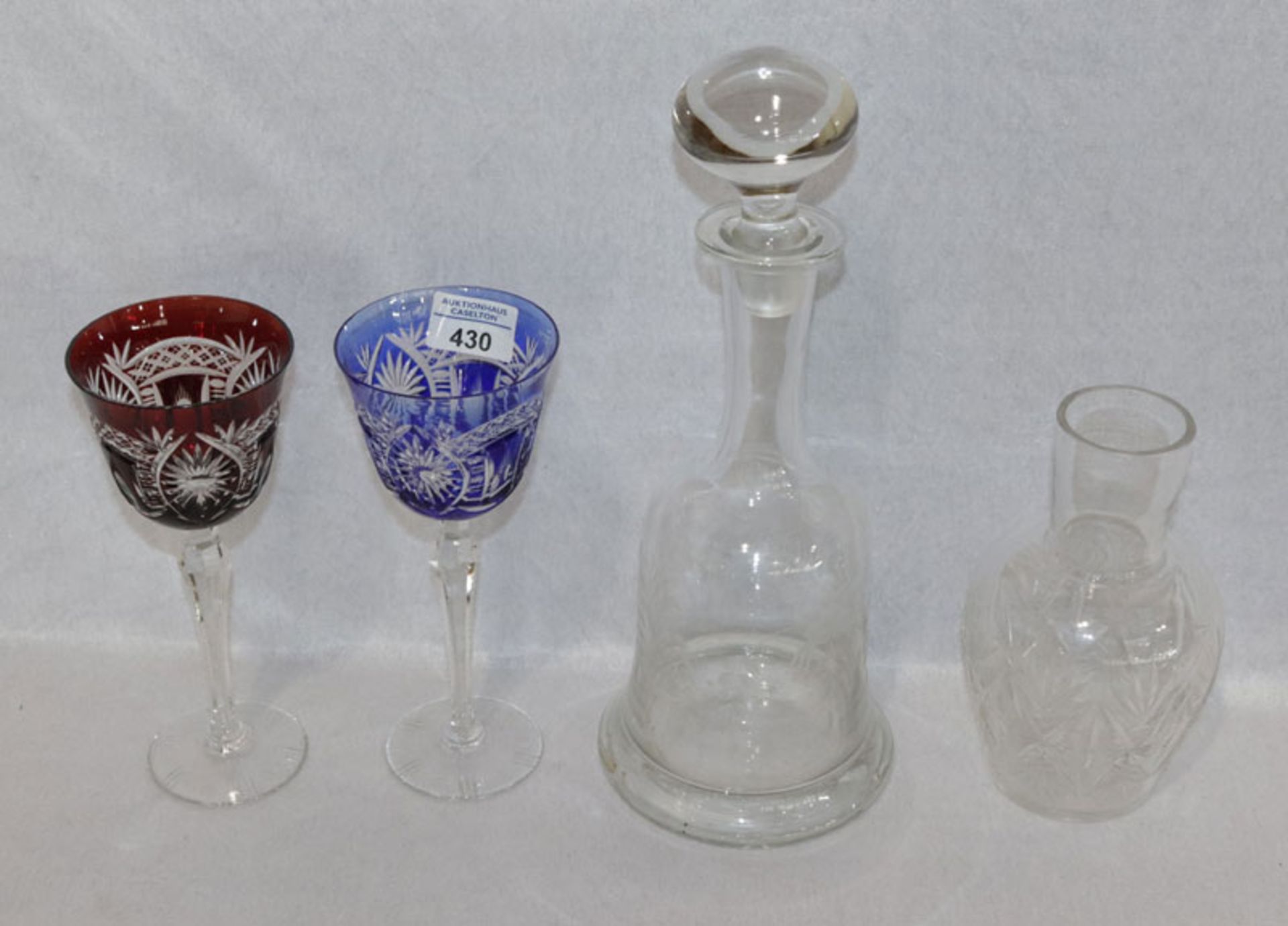 Glas-Konvolut: Karaffe mit Floralgravur, H 34 cm, Vase mit Schliffdekor, H 19 cm, und 2 Weinrömer, r