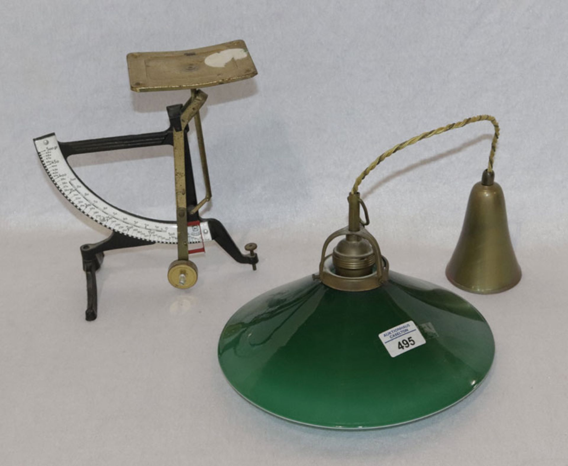Concav Metall Briefwaage, H 24 cm, B 23 cm, T 15 cm, und Hängelampe mit grün/weißen Glasschirm, H 69