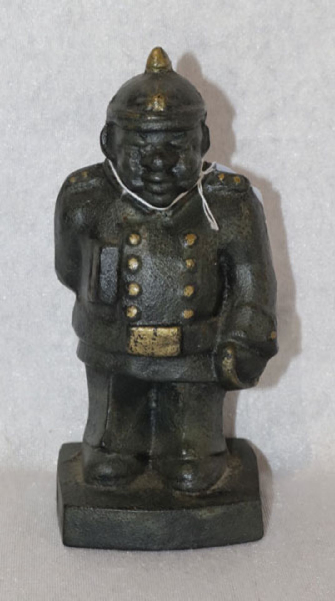 Eisenguß Figur 'Kaiserreich Soladt mit Blumen', Goldakzente, H 15 cm, B 7 cm, T 6 cm