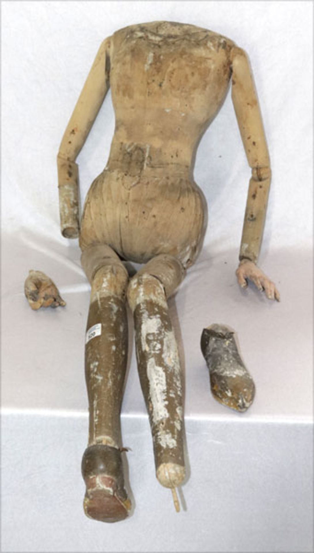 Malfigur Gliederpuppe ohne Kopf, Hand und Fuß vorhanden, L ca. 125 cm, B ca. 40 cm, Gebrauchsspuren,