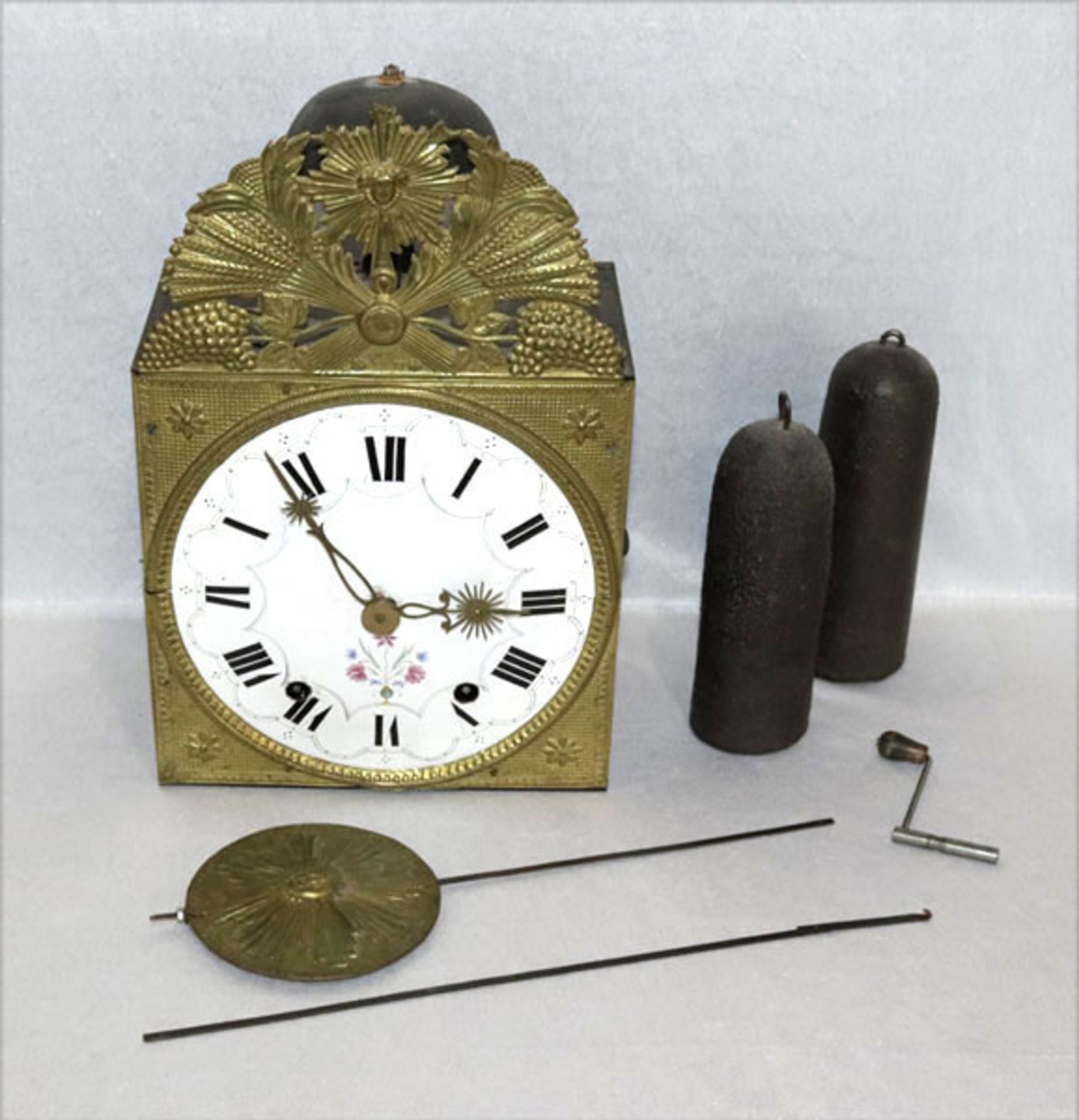 Comptoise Uhr mit geprägtem Messing und Email Zifferblatt, 2 Gewichte, Pendel und Wandhalterung, H