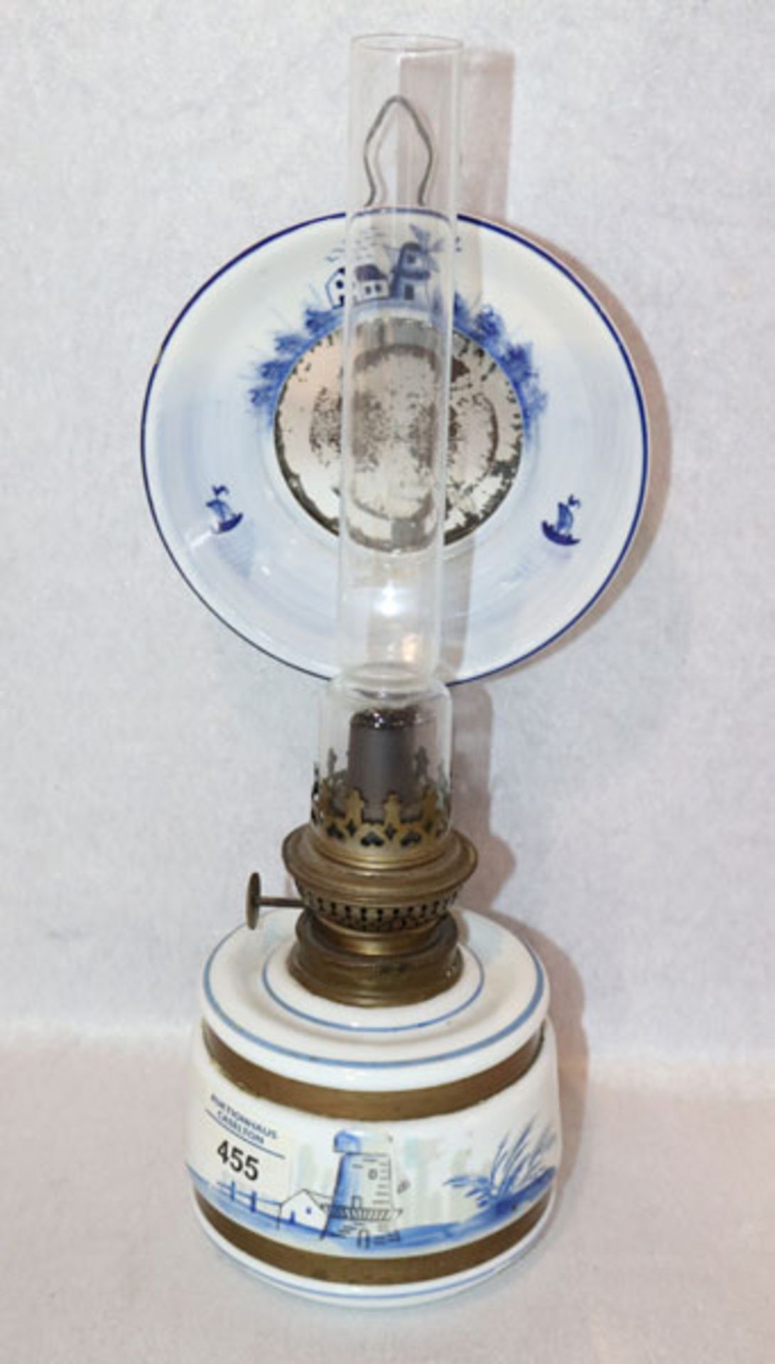 Petroleumlampe mit holländischem Dekor und Glaszylinder, H 38 cm, B 13 cm, T 17 cm, Alters- und