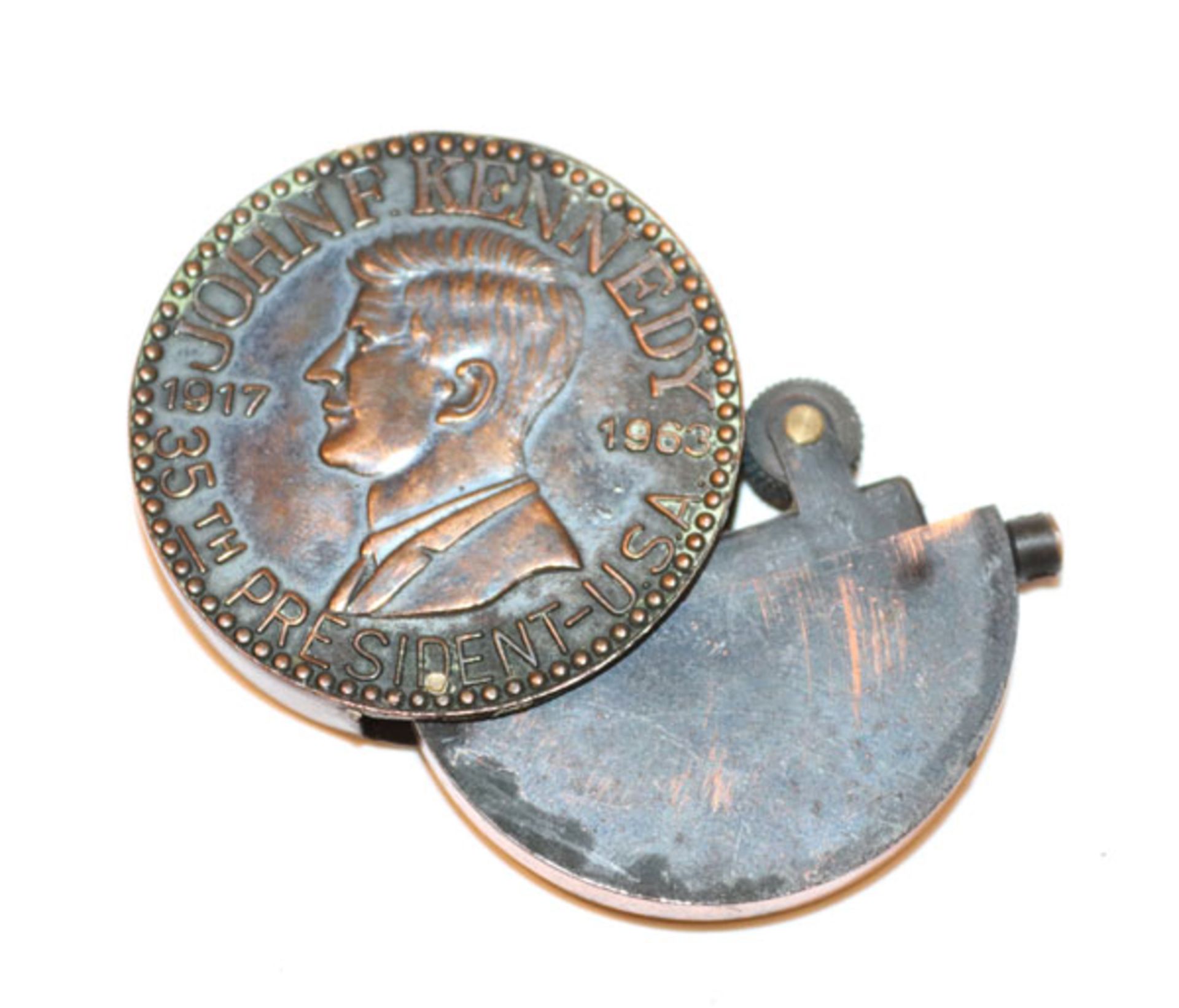 Feuerzeug in Münzform mit John F. Kennedy Medaille und Freiheitsstatue, Funktion nicht geprüft, D