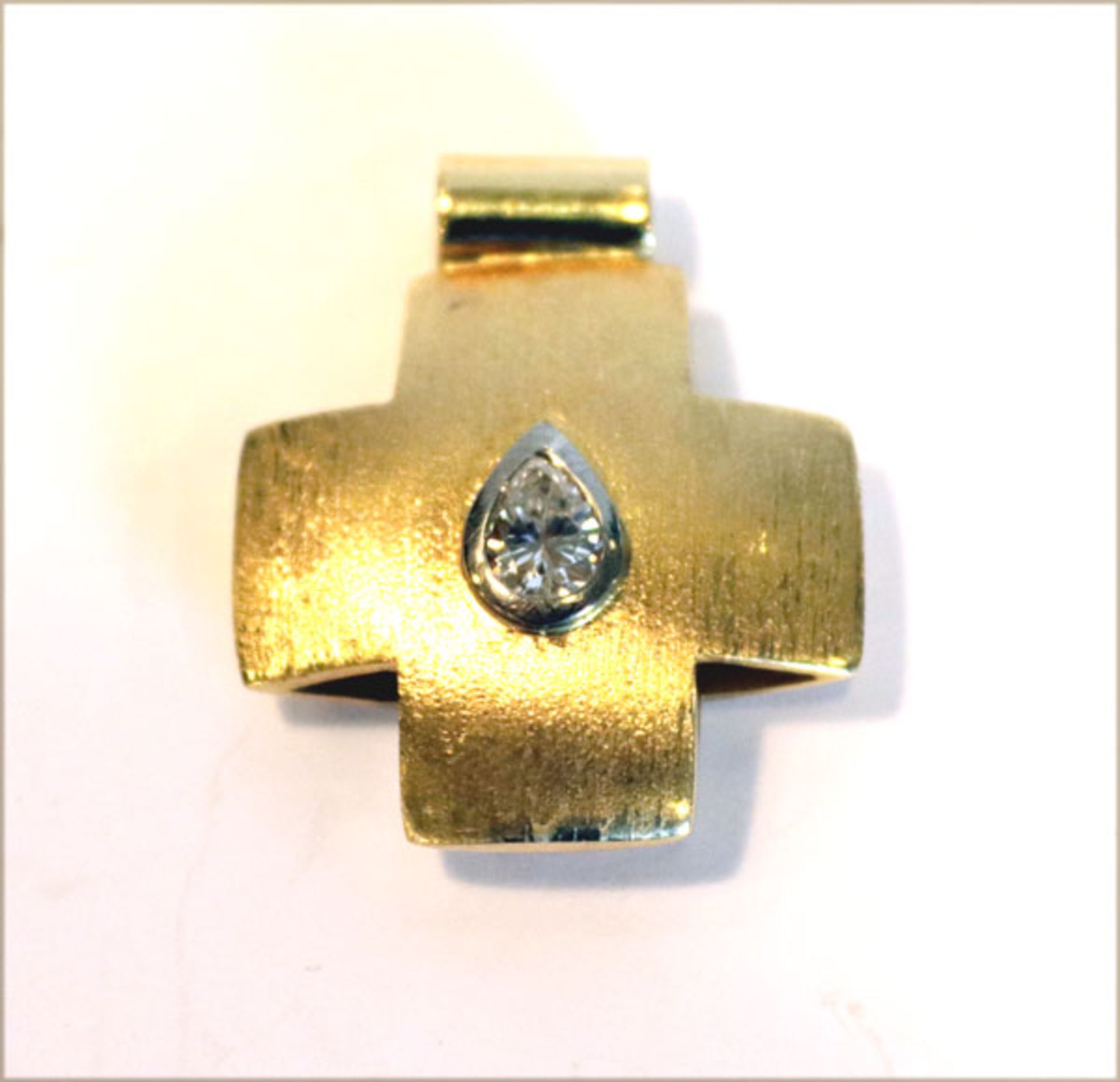 18 k Gelbgold Kreuz-Anhänger, mattiert, mit in Weißgold gefaßten Diamanten, 7,15 gr., L 2,5 cm
