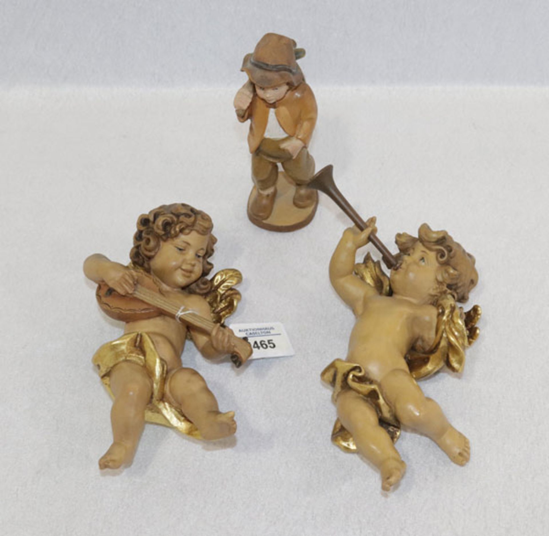 Holzfigurenpaar 'Musizierende Engel', gefaßt H 23 cm, und Holzfigur 'Wanderer', gefaßt, H 18 cm