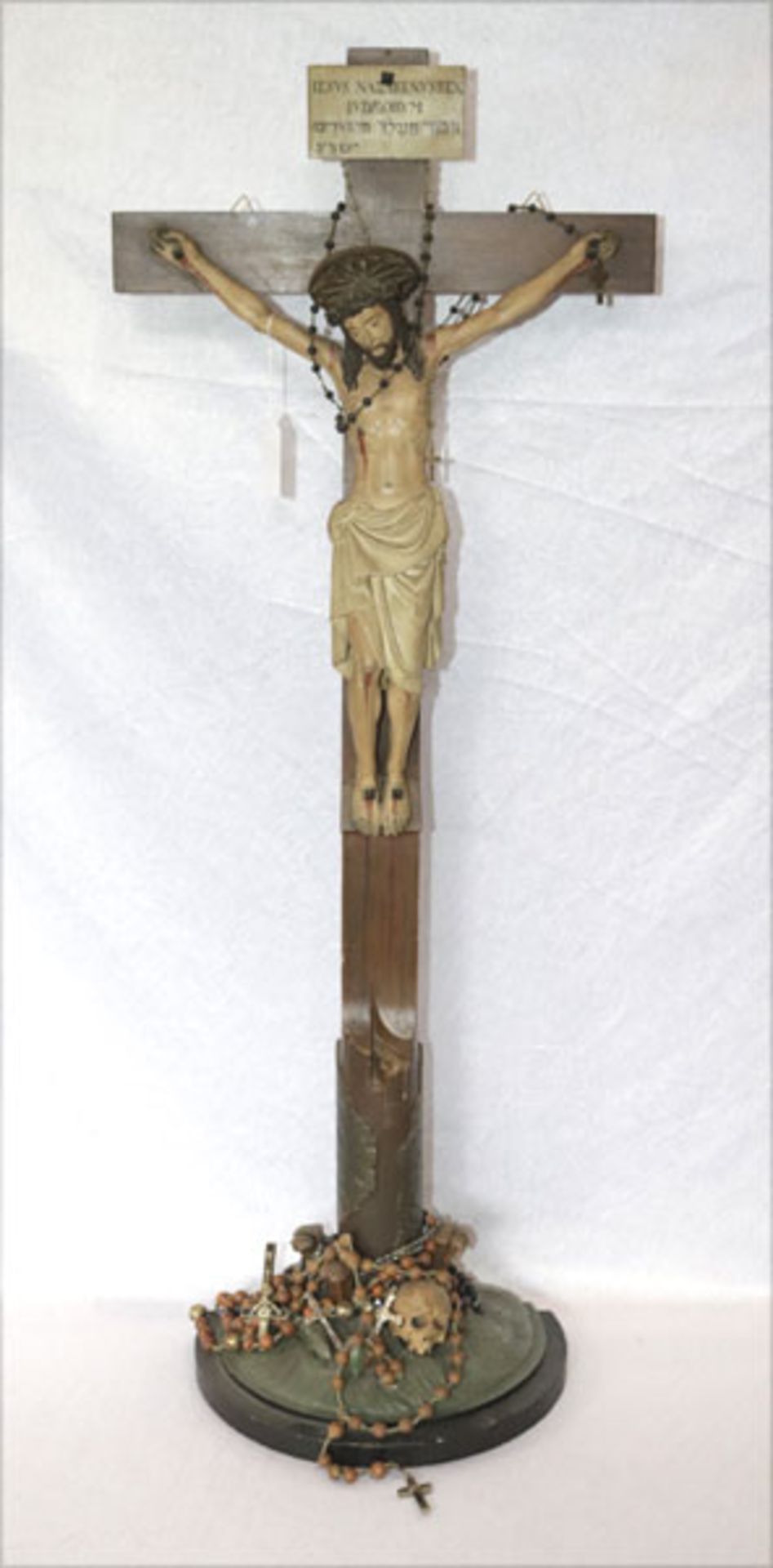 Holz Standkreuz mit Korpus Christi, am Sockel Totenkopf und Schlange, H 85 cm, B 33 cm, mit diversen