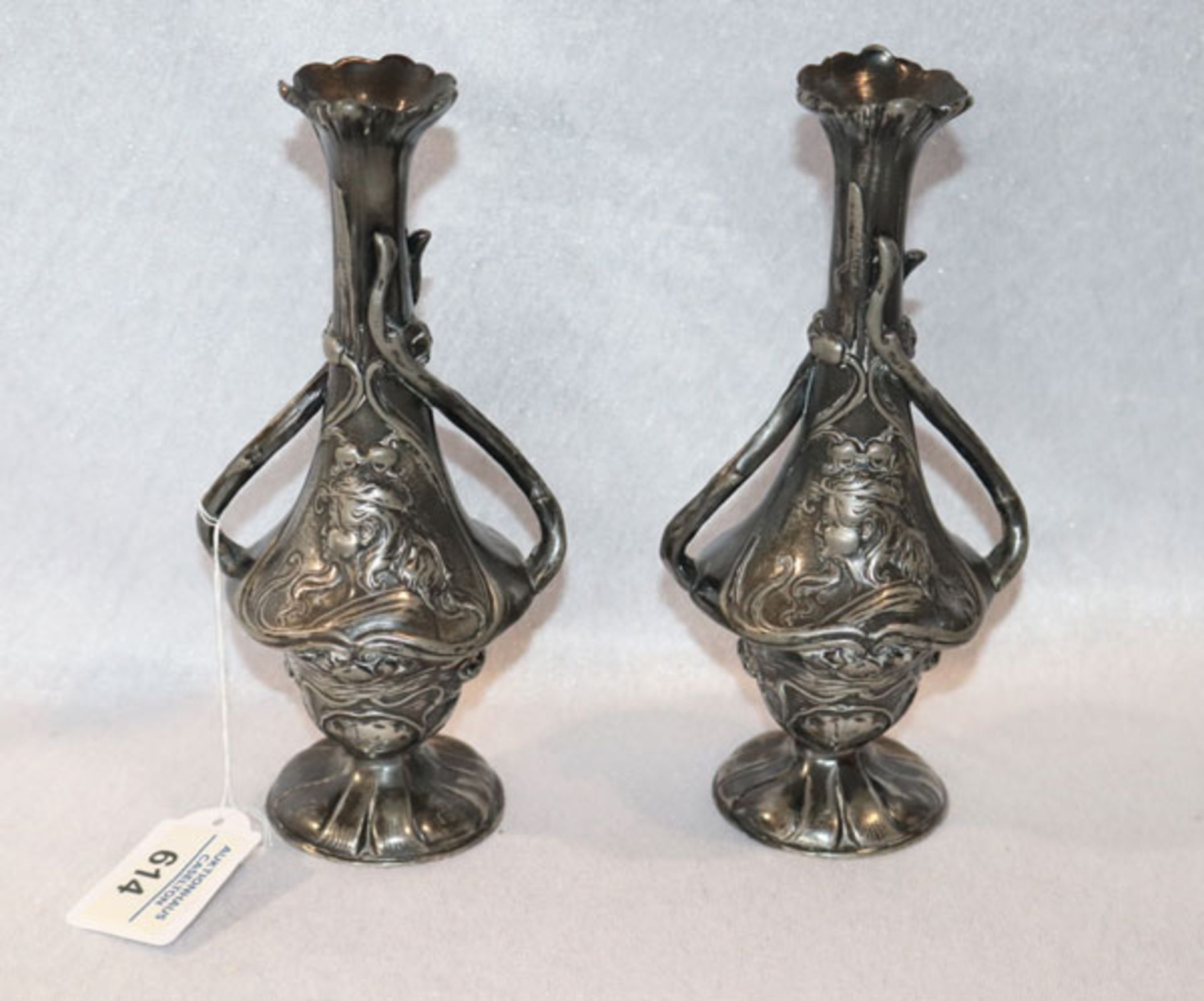 Paar Jugendstil Zinnvasen mit Reliefdekor, H 20 cm, D ca. 10 cm, Gebrauchsspuren