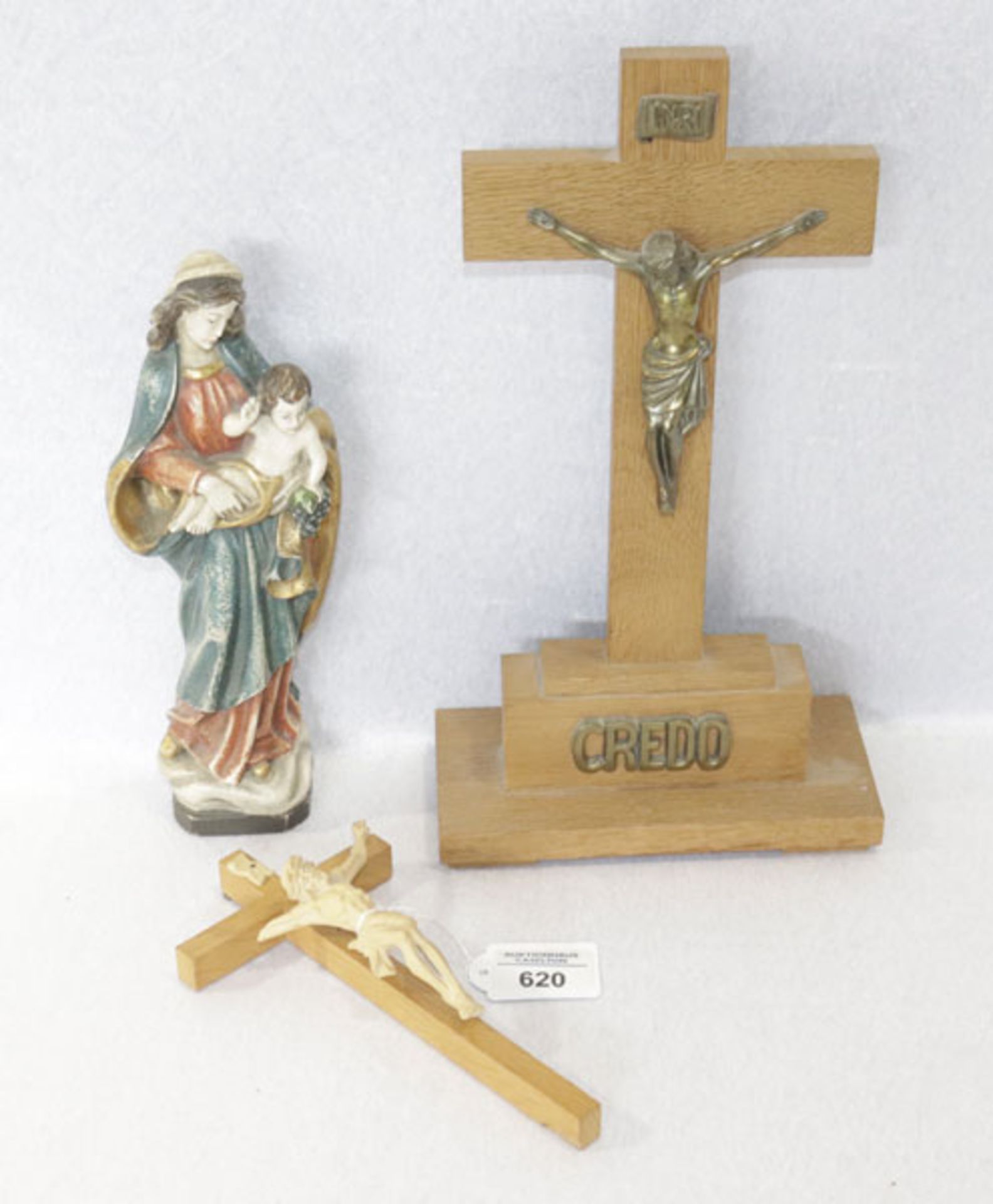Konvolut: Holz Standkreuz mit Metall Korpus Christi Credo, H 32,5 cm, Holzkreuz mit Korpus