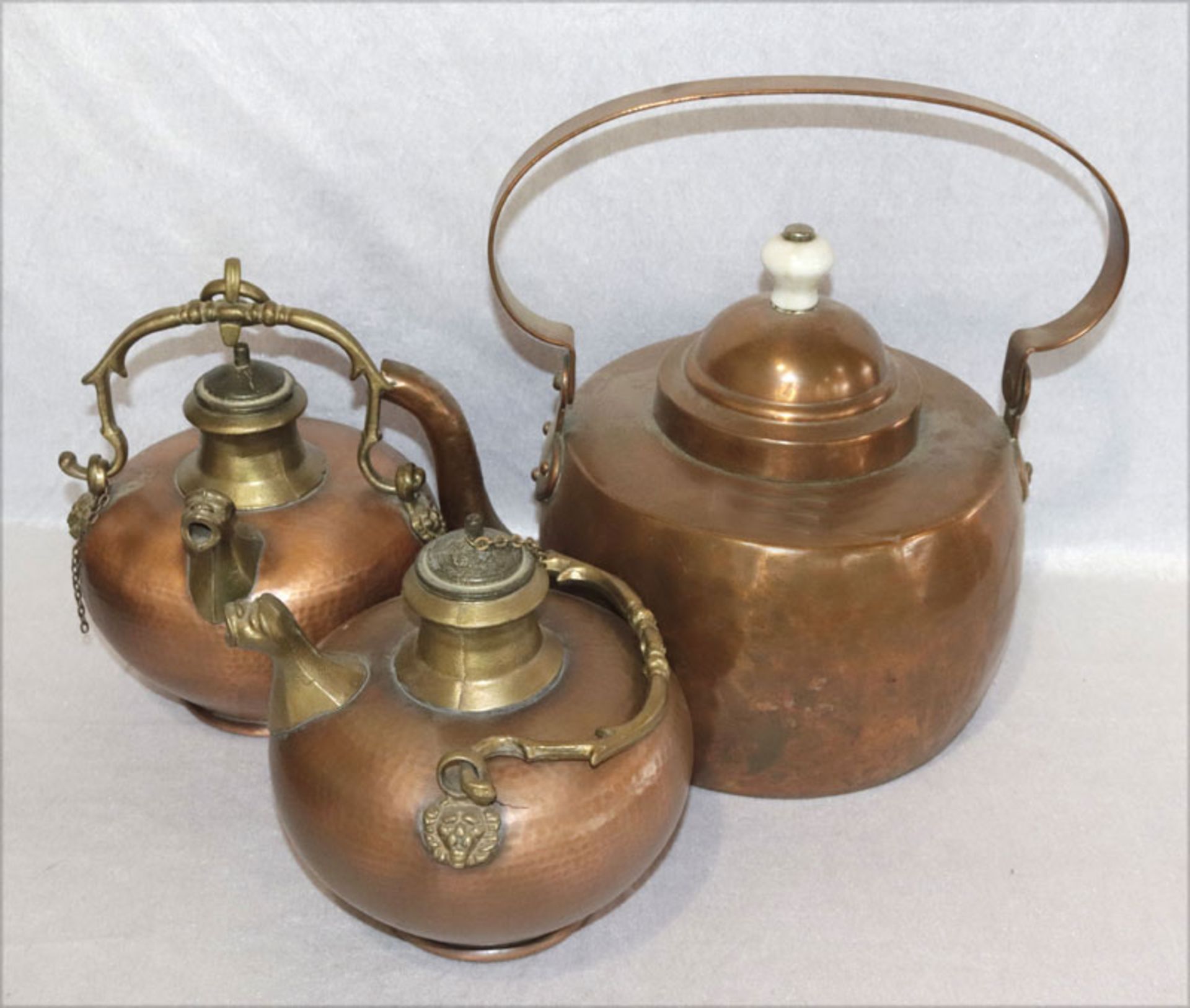 Kupfer-Konvolut: große Henkelkanne, 19. Jahrhundert, und 2 Kupfer/Metall Henkelkannen, H 25/28 cm, G