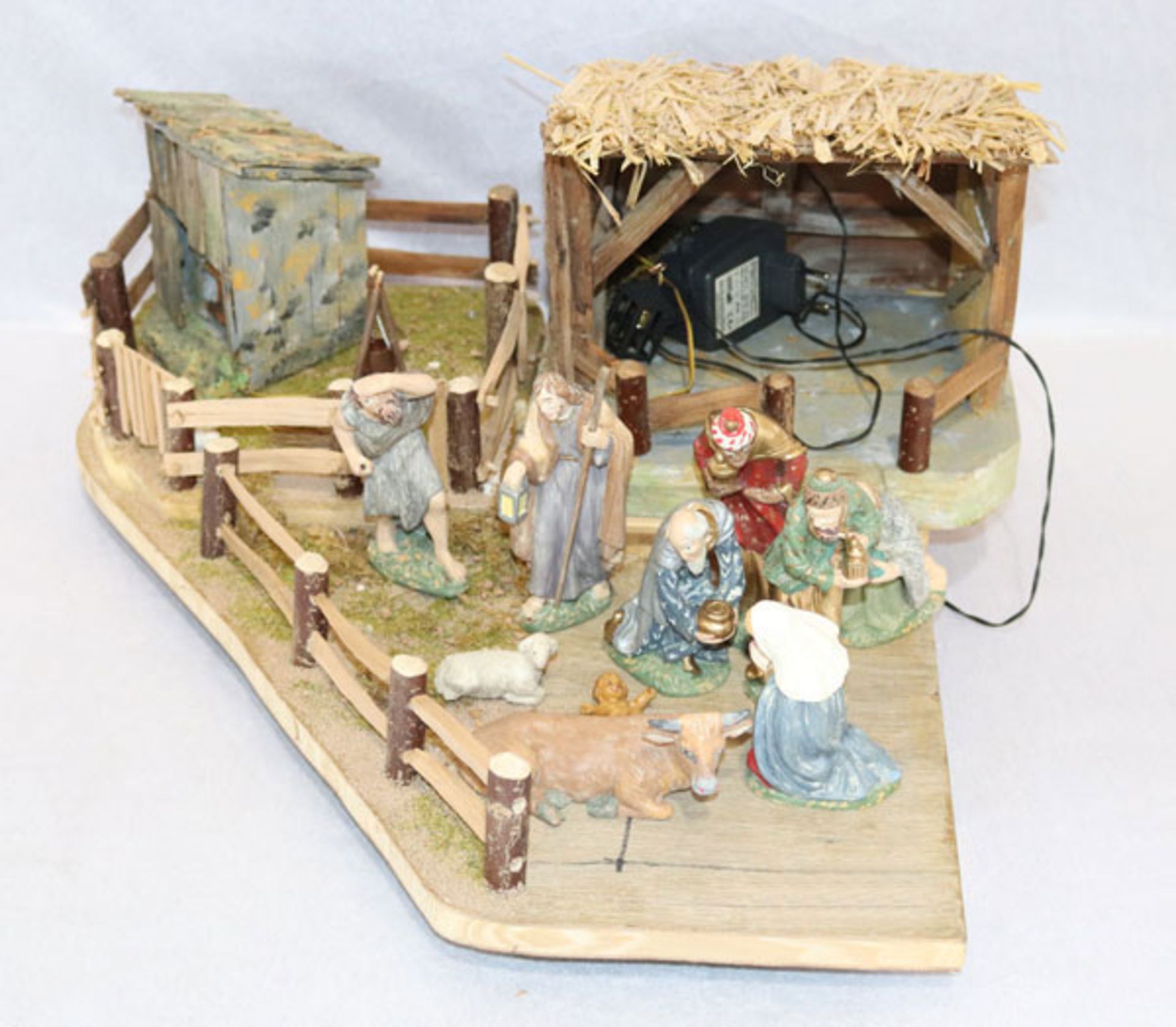 Krippenstall mit Holzfiguren, Maria mit Josef, 2 Hirten und die Heiligen 3 Könige, Ochs und Schaf,