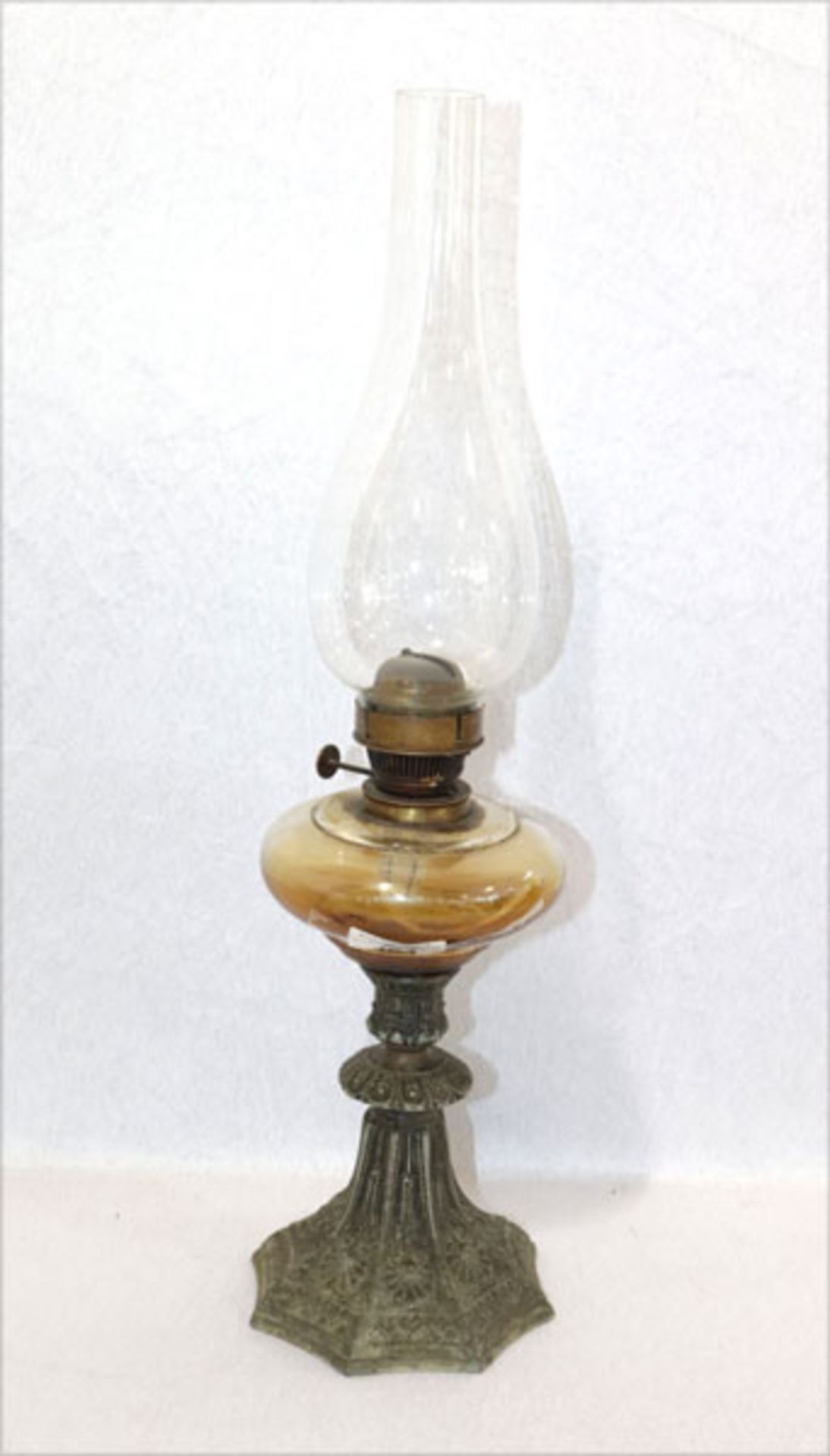 Petroleumlampe, Metallfuß mit Glas-Korpus und Zylinger, um 1900, H 51 cm, D 15 cm, Gebrauchsspuren