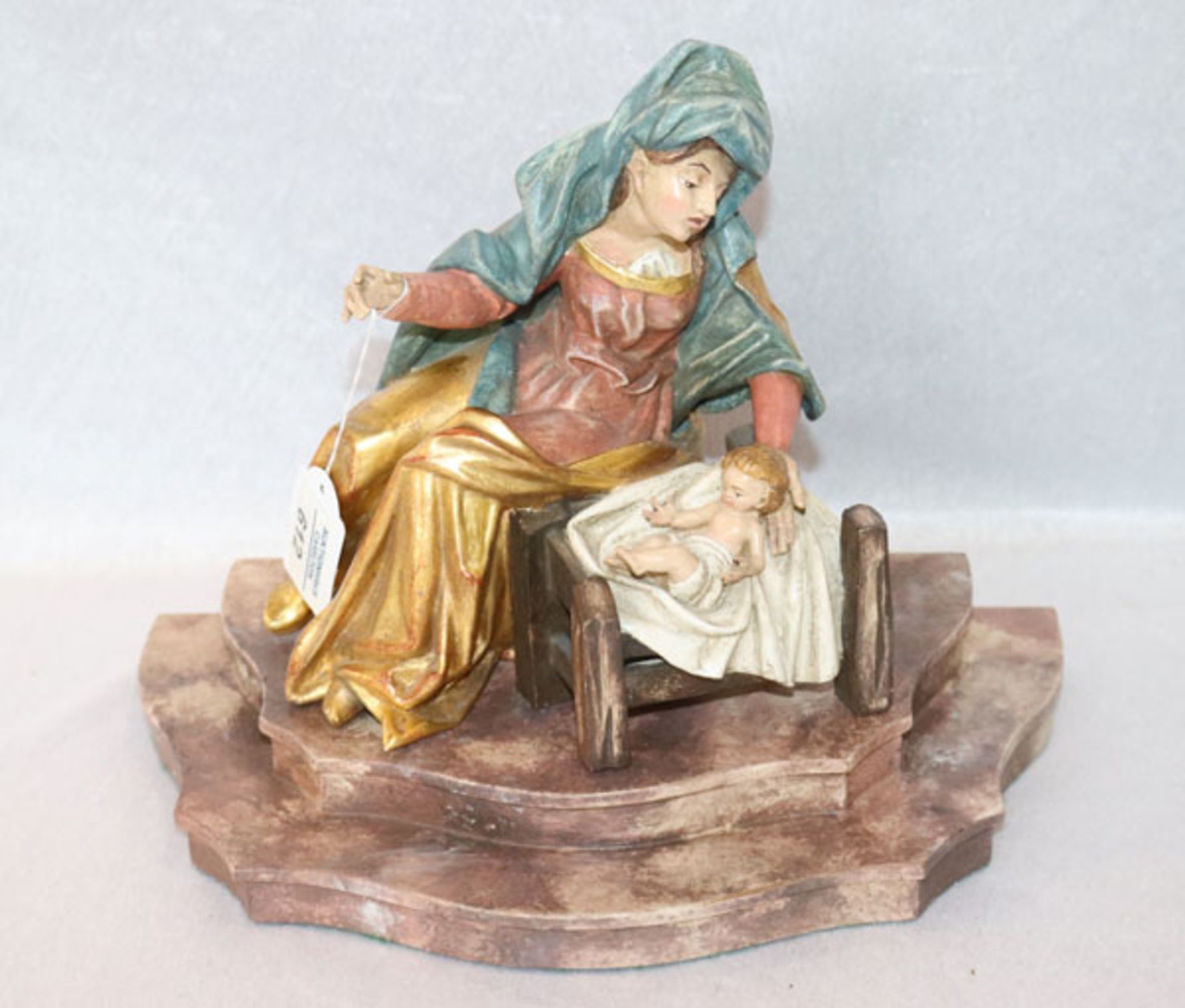 Holz Figurenskulptur 'Maria mit Kind', H 20 cm, B 23 cm, T 16 cm, schön geschnitzt und farbig