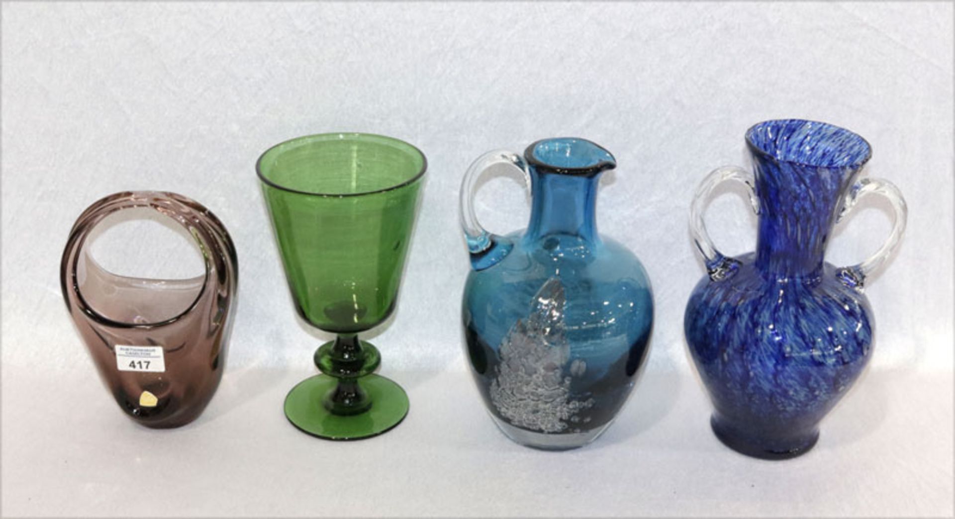 Glas-Konvolut: grünes Pokalglas, H 22,5 cm, blauer Henkelkrug, ev. Zwiesel, H 25,5 cm, blauer Vase