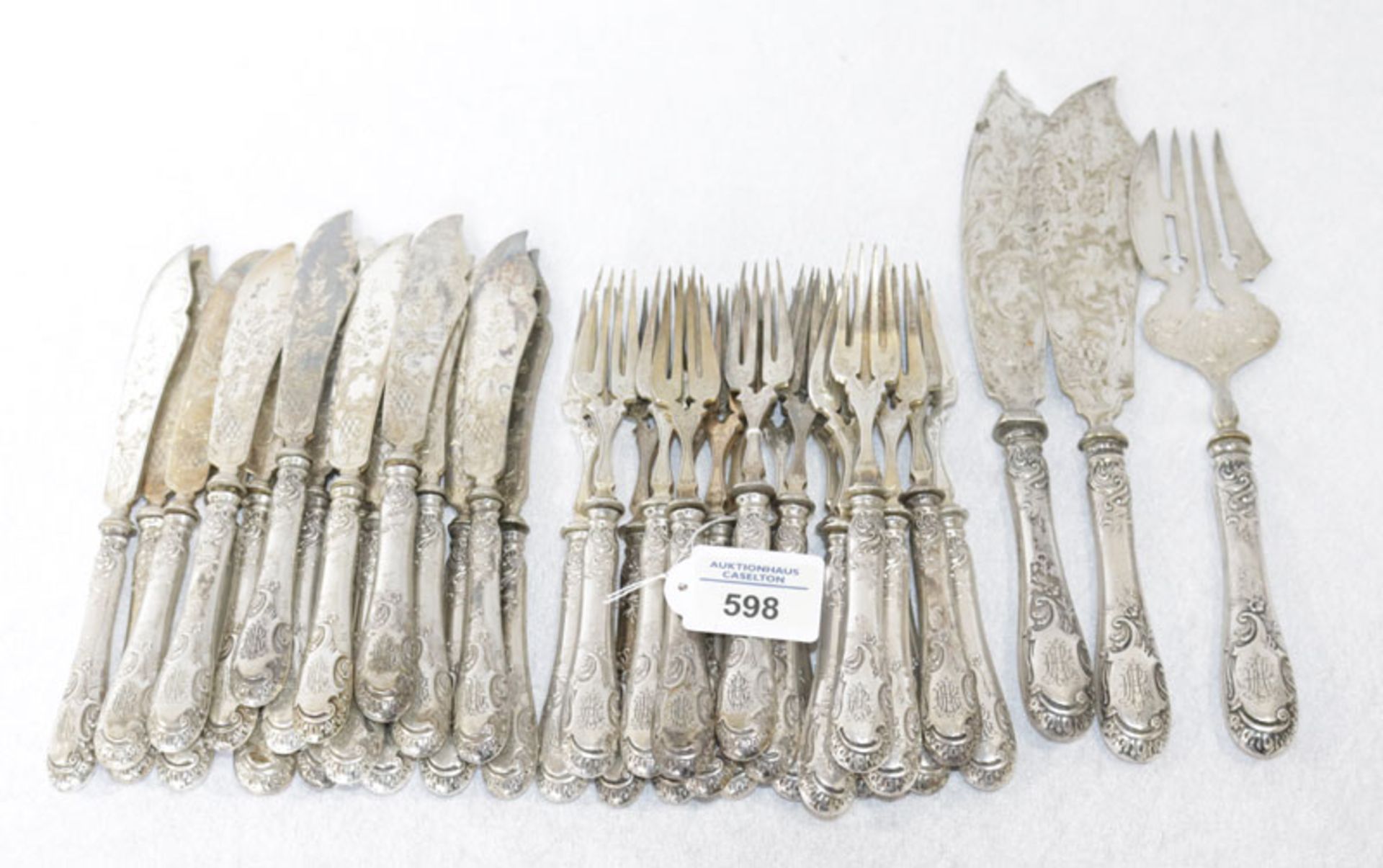Fischbesteck, 18 Gebeln und Messer, 2 Vorlegmesser und eine Gabel, Griffe 800 Silber mit Reliefdekor
